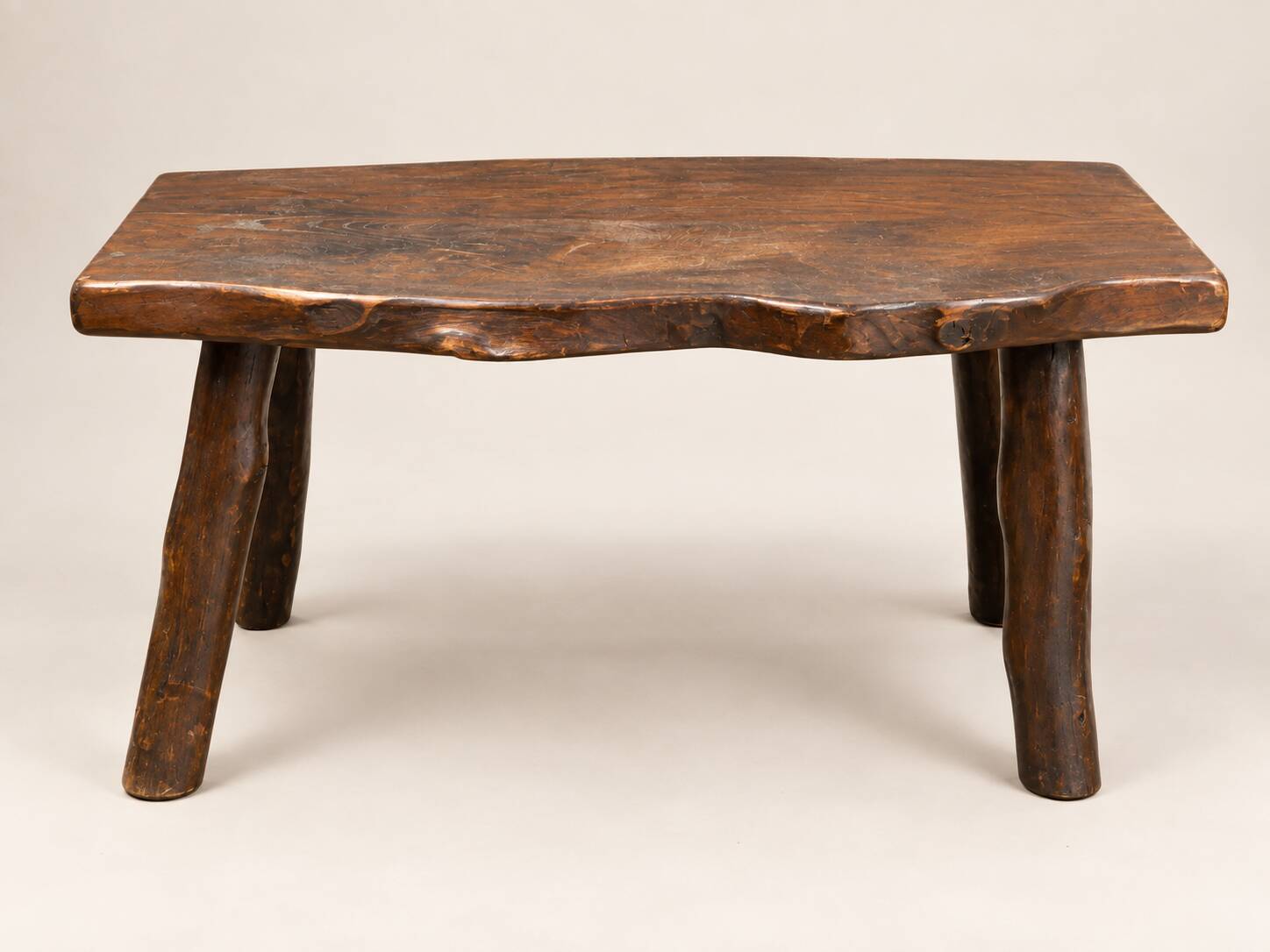 Rustic coffee table in solid wood – brutalist spirit