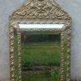 Miroir ancien à pare-closes en laiton repoussé doré 72 x 42 cm