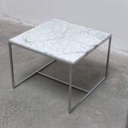 Paire de tables basses ou de tables d'appoint en marbre de Carrare et chrome, années 1970.