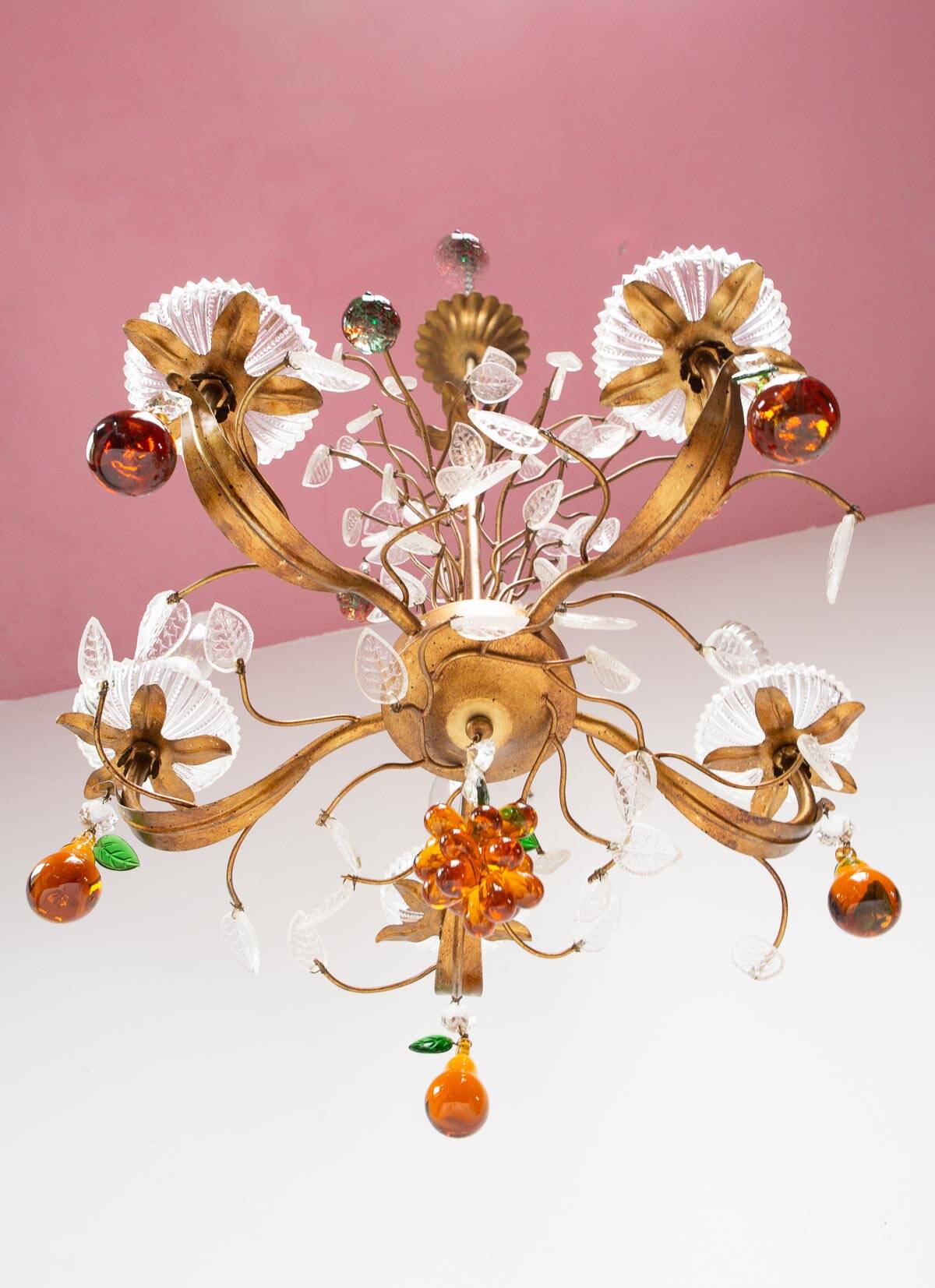 Lustre italien en métal cuivré, feuilles de cristal et fruits colorés (49 c