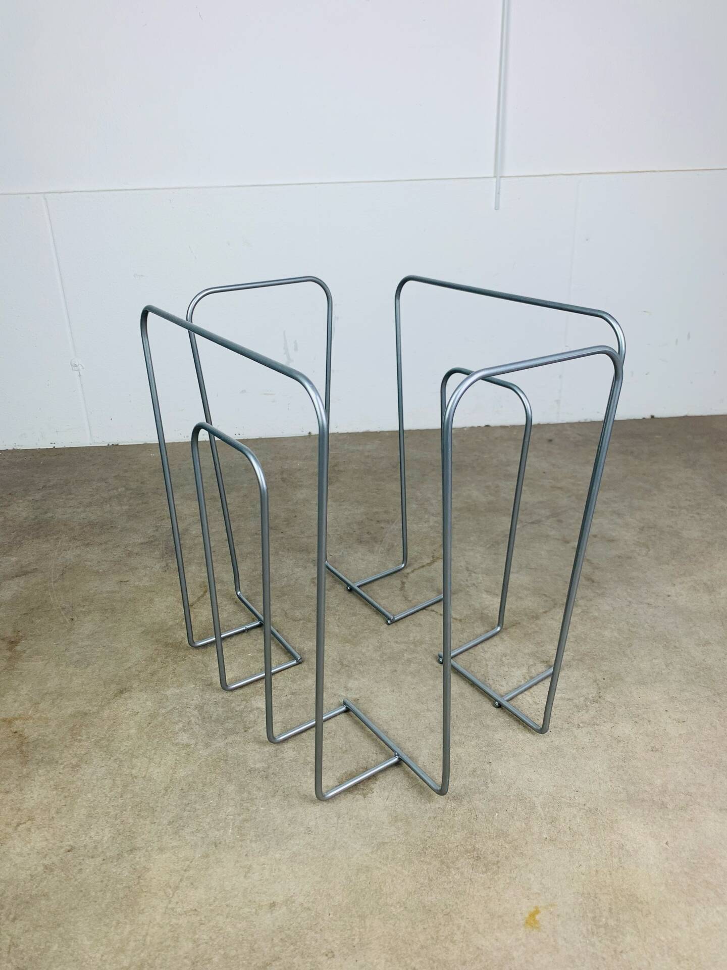 Postmodern magazine rack in grey metal, 1980s.