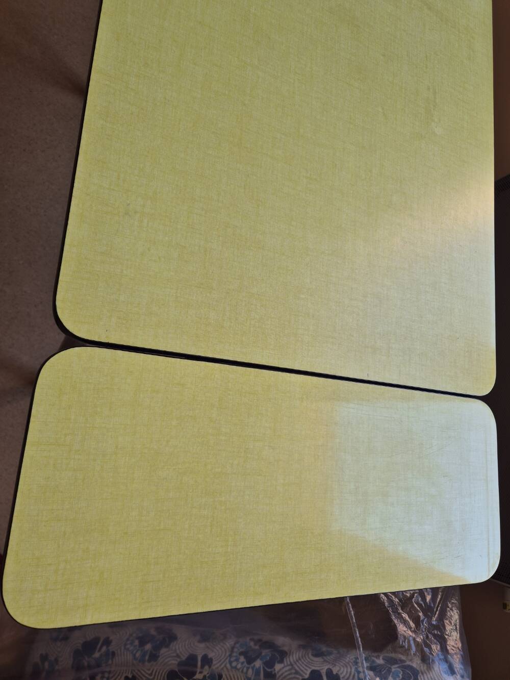 Table année 1960 en formica jaune