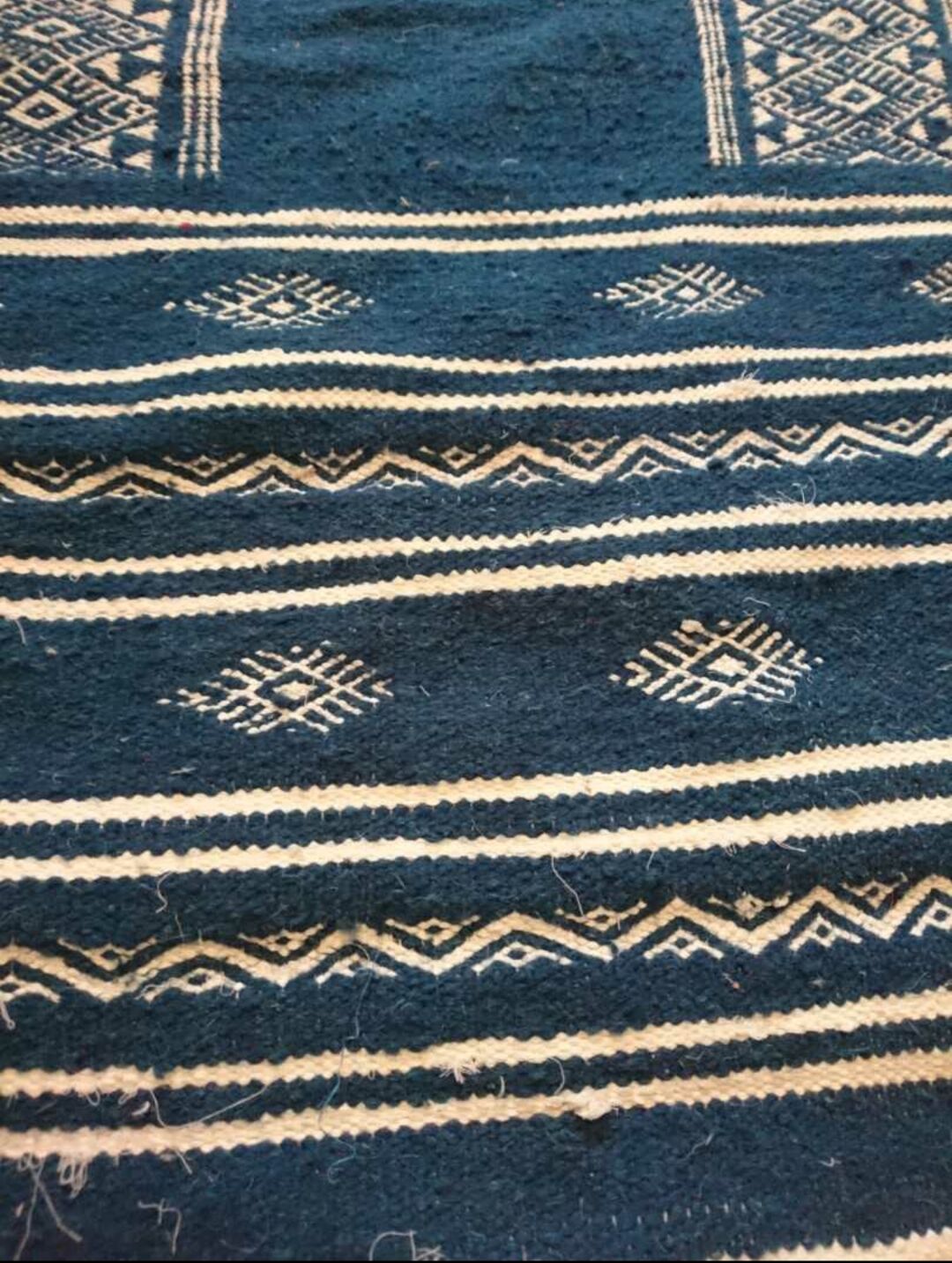 Tapis berbère kilim bleu et blanc 104 x 58 cm