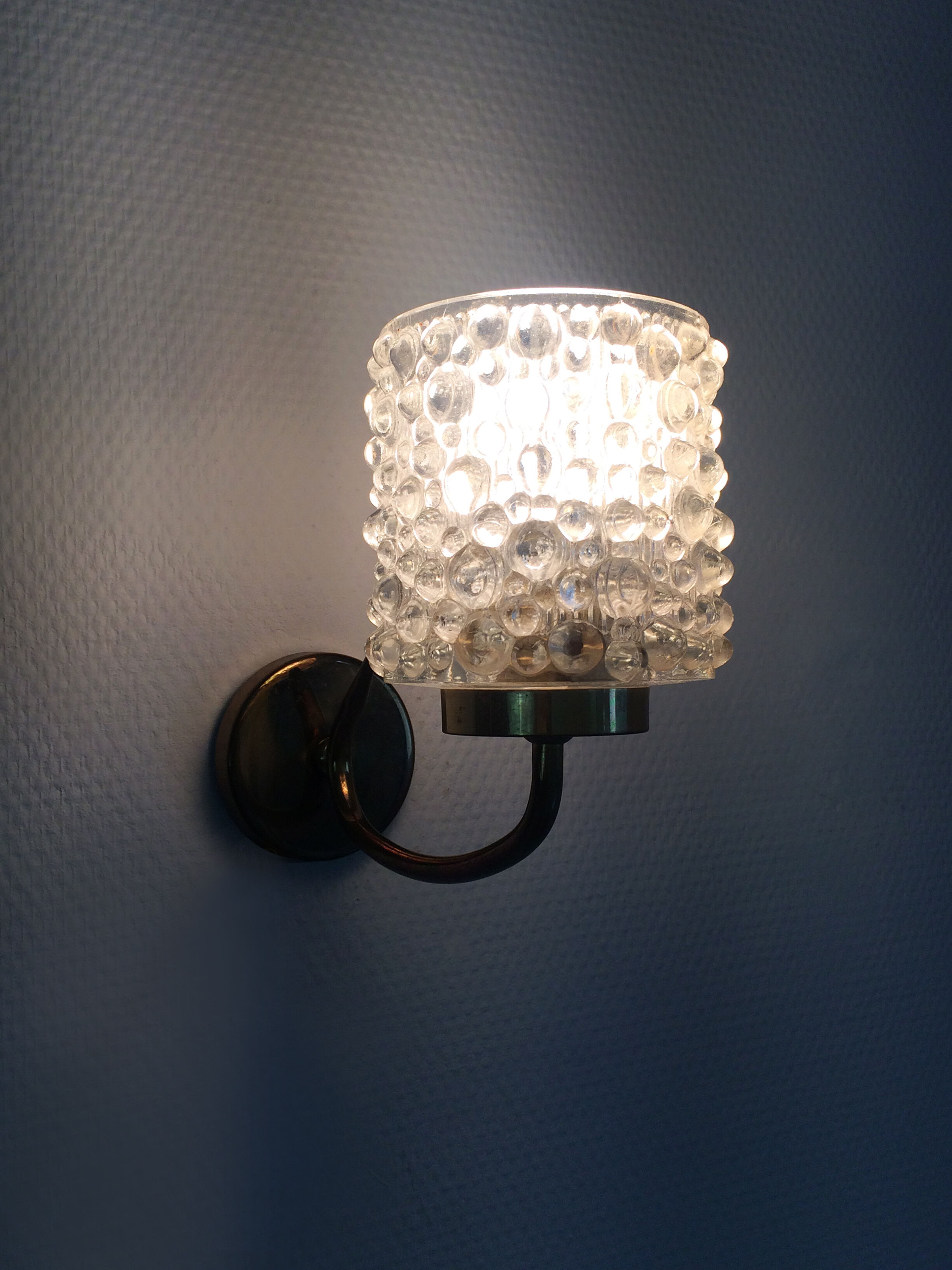 Paire d'appliques murales vintage en laiton verres à bulles. Année 60
