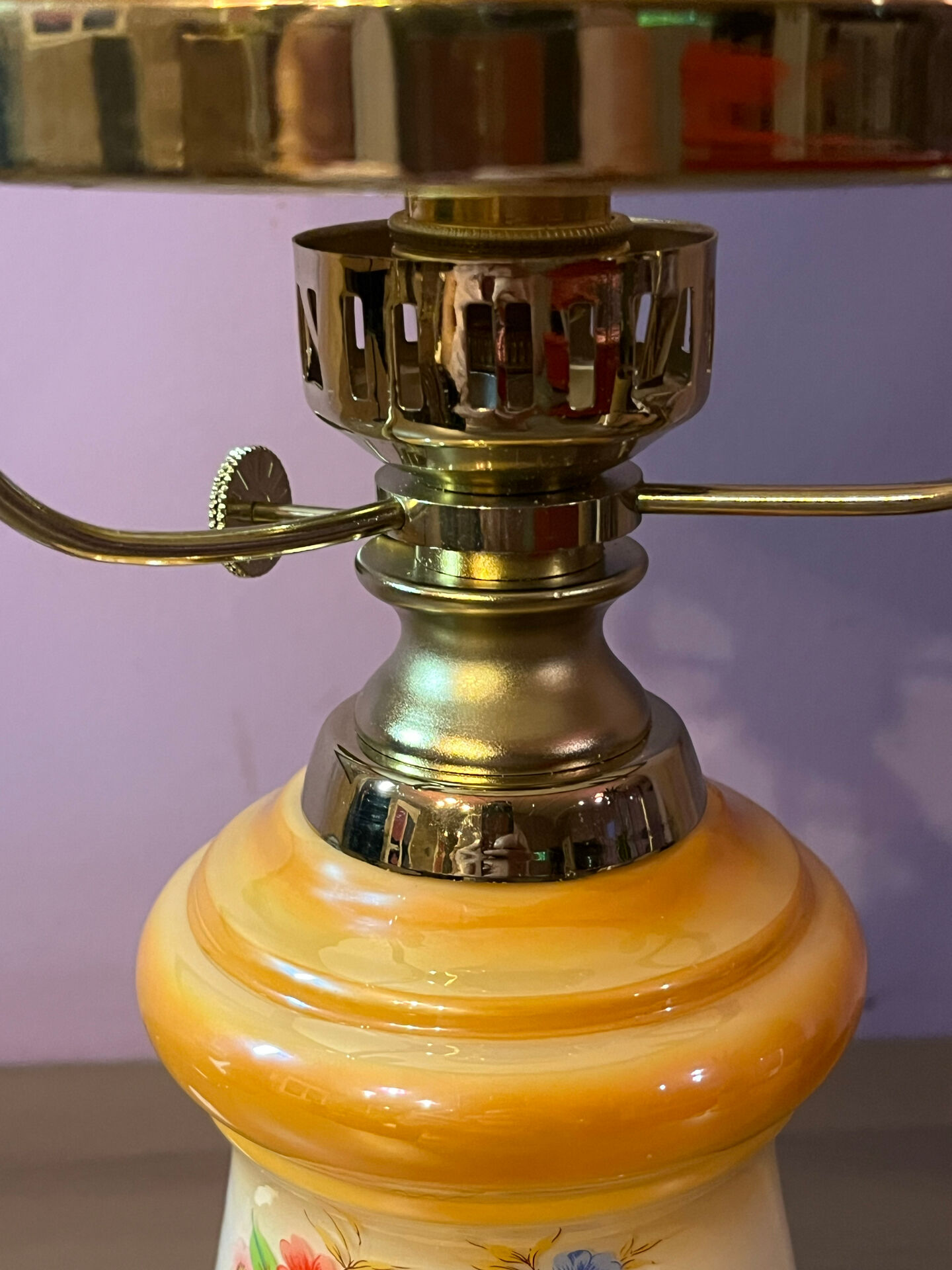 Large "hurricane" table lamp in opaline glass, brand new.