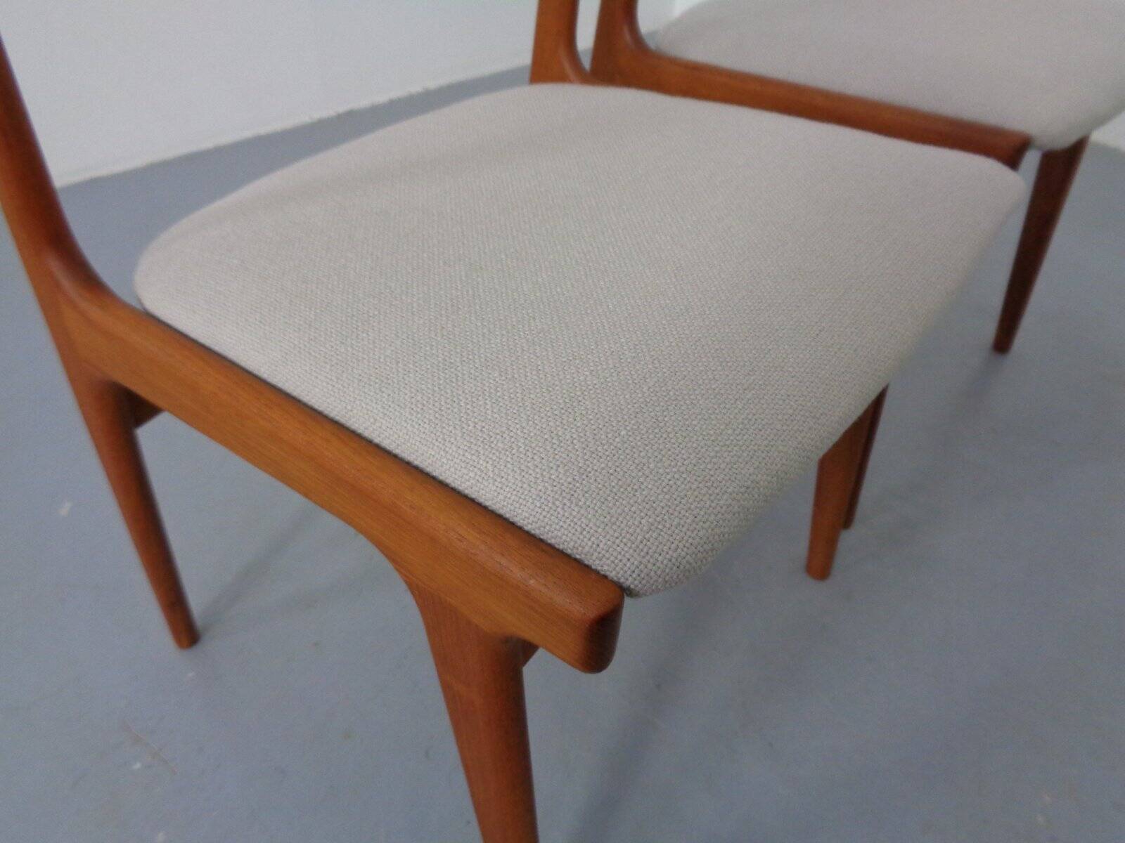Model 138 Teak & Kvadrat Hallingdal Dining Chairs by Johannes Andersen for Uldum Møbelfabrik, Denmark, 1960s, Set of 2