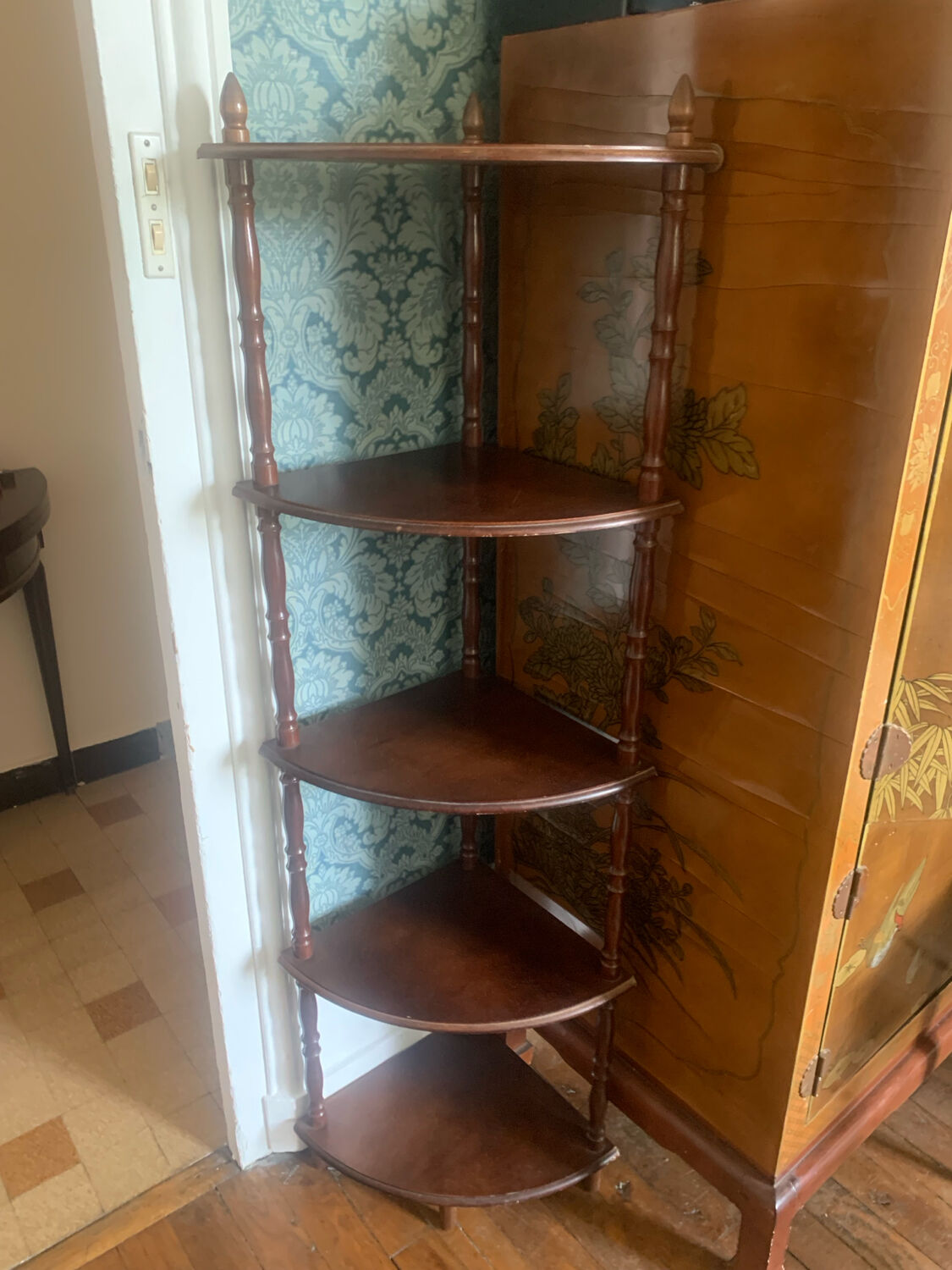Corner shelf