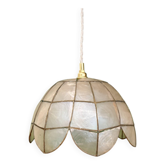 Vintage pendant light in mother-of-pearl and brass.