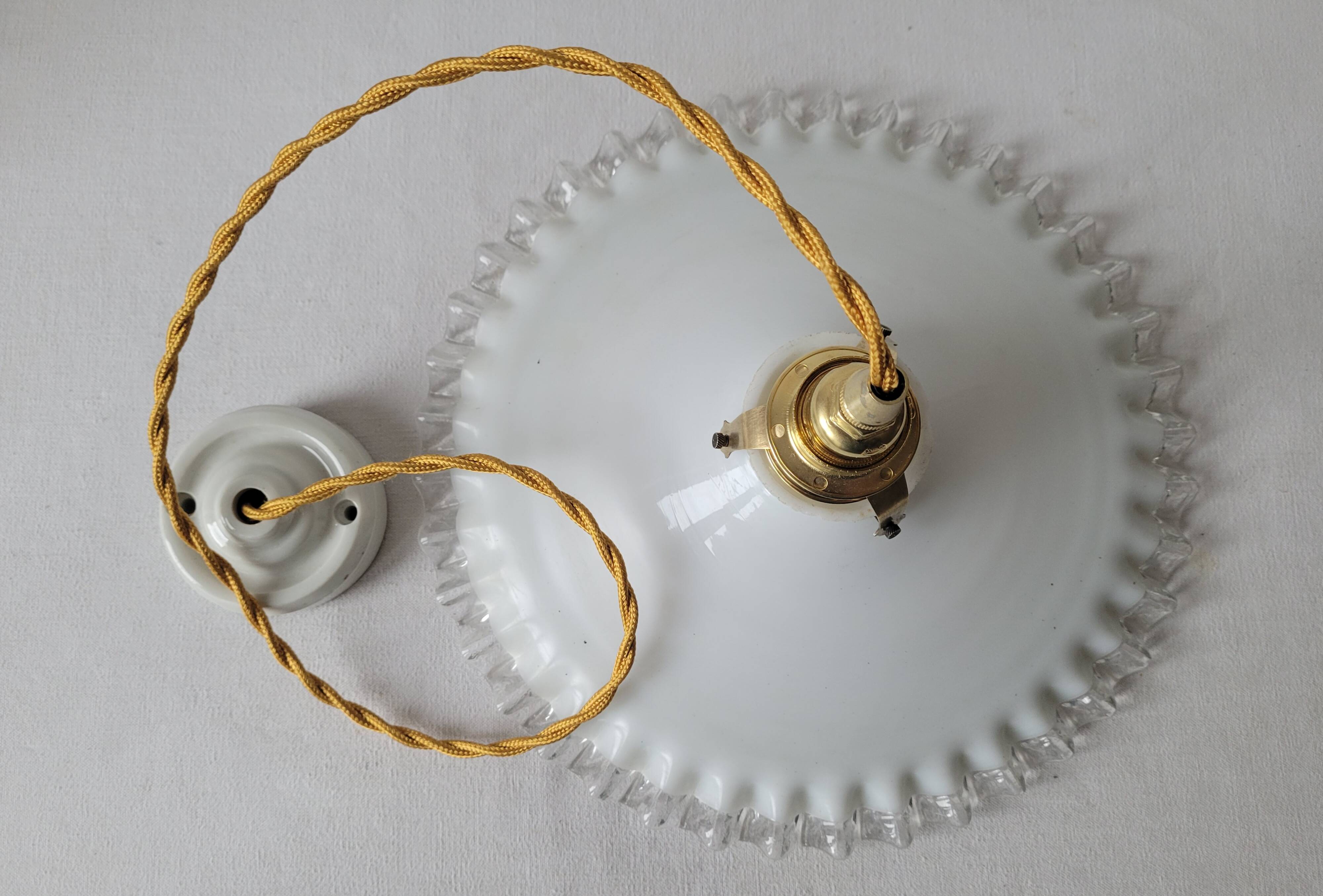 Pendant in serrated opaline