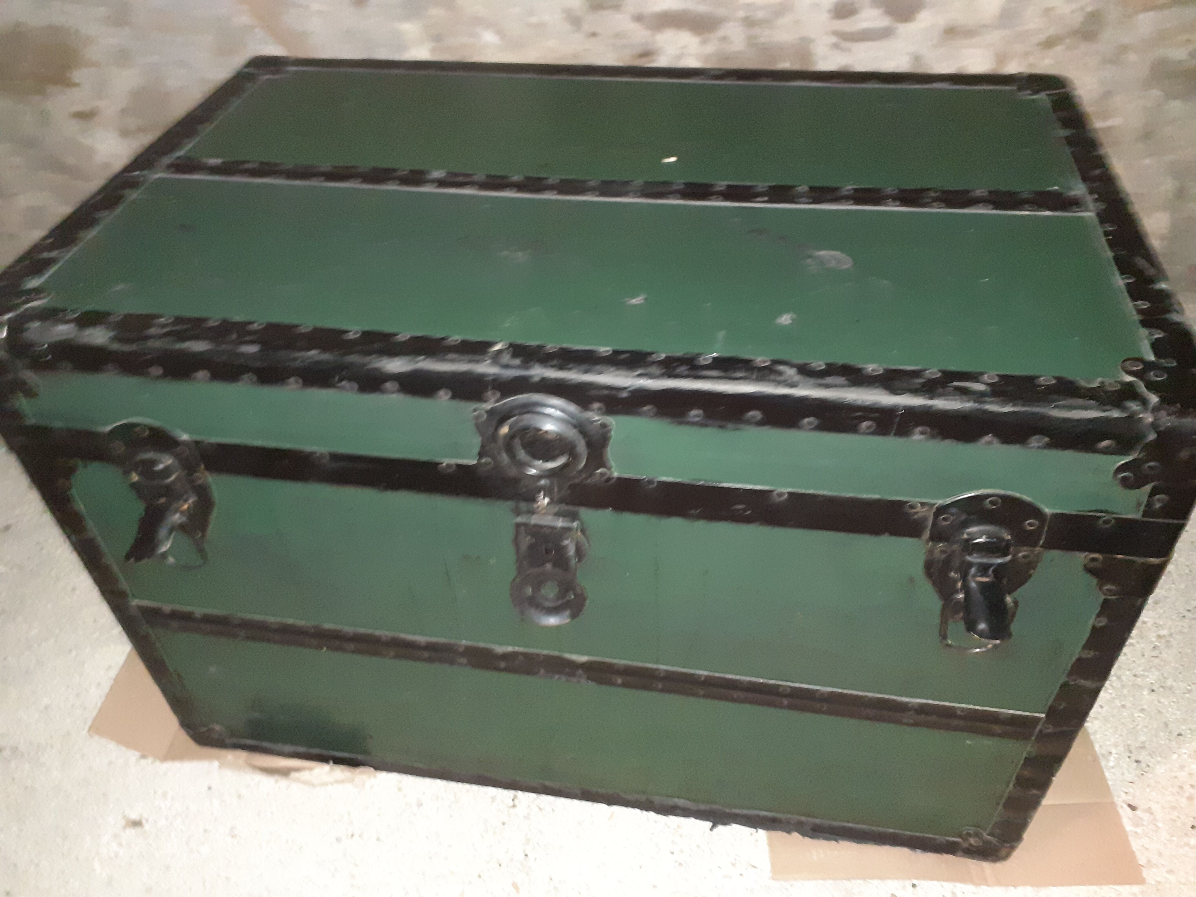 Wooden trunk trunk