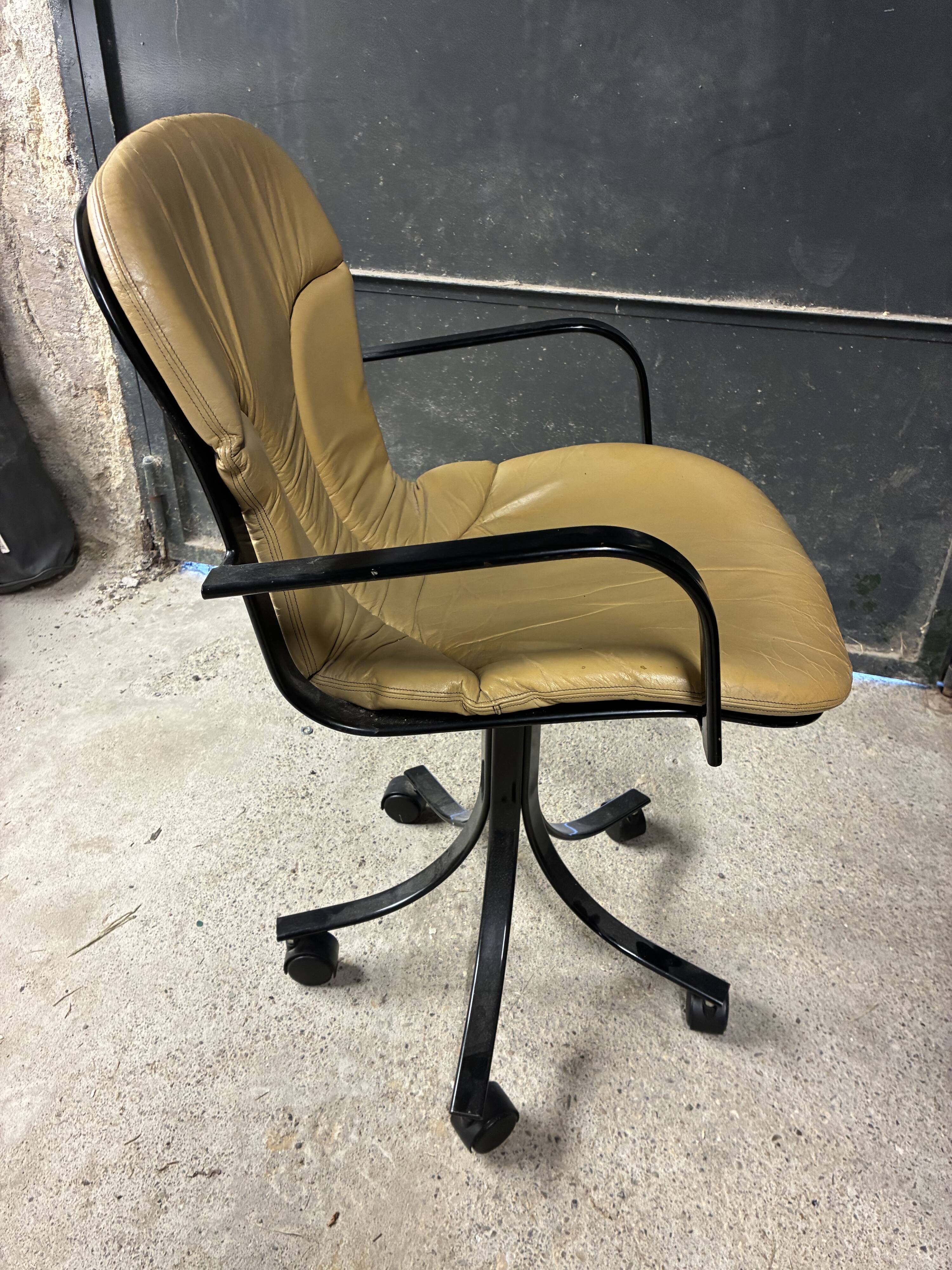 Vintage 70s Cidue P40 leather armchair