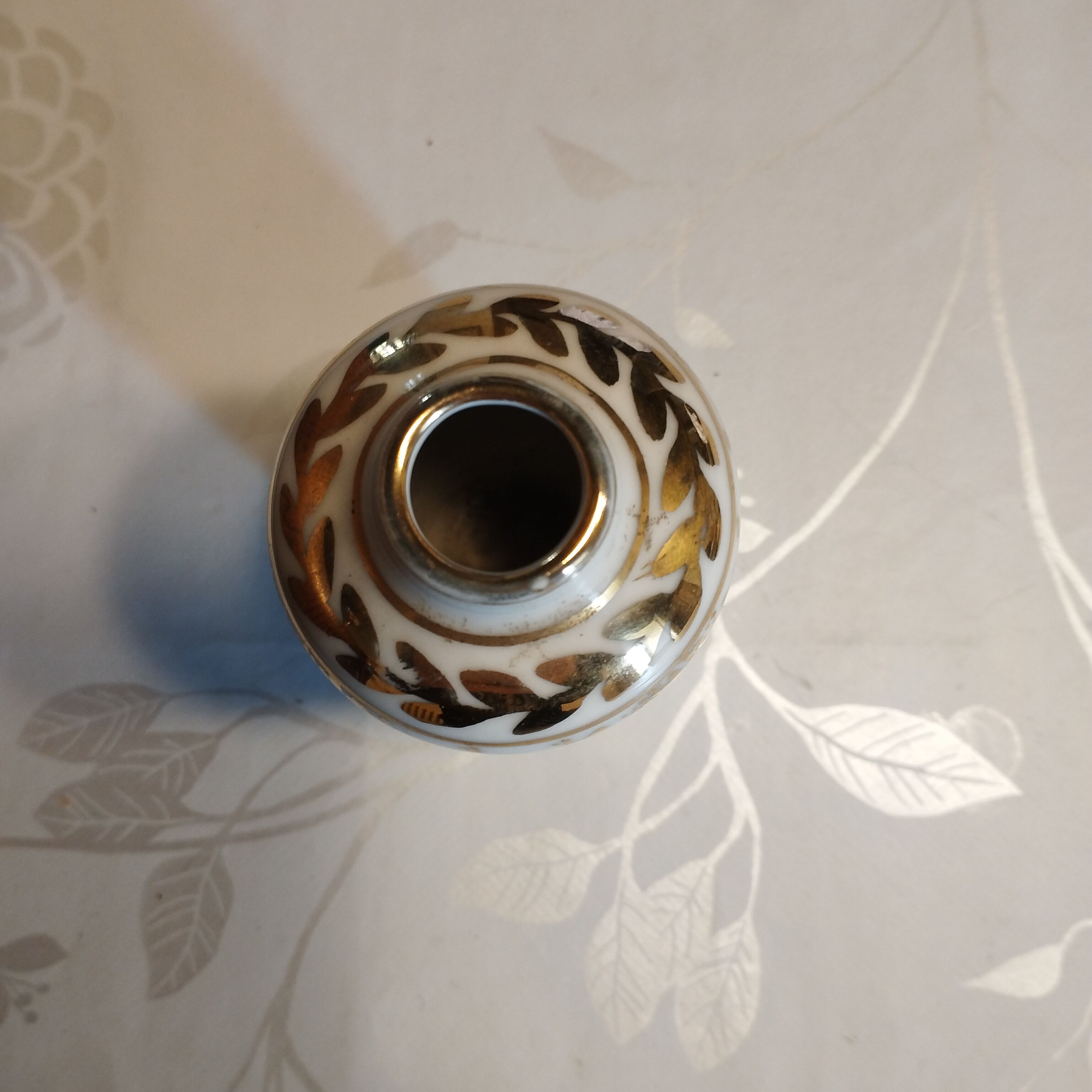 Soliflore vase in Limoges porcelain painted in gold by hand and signed