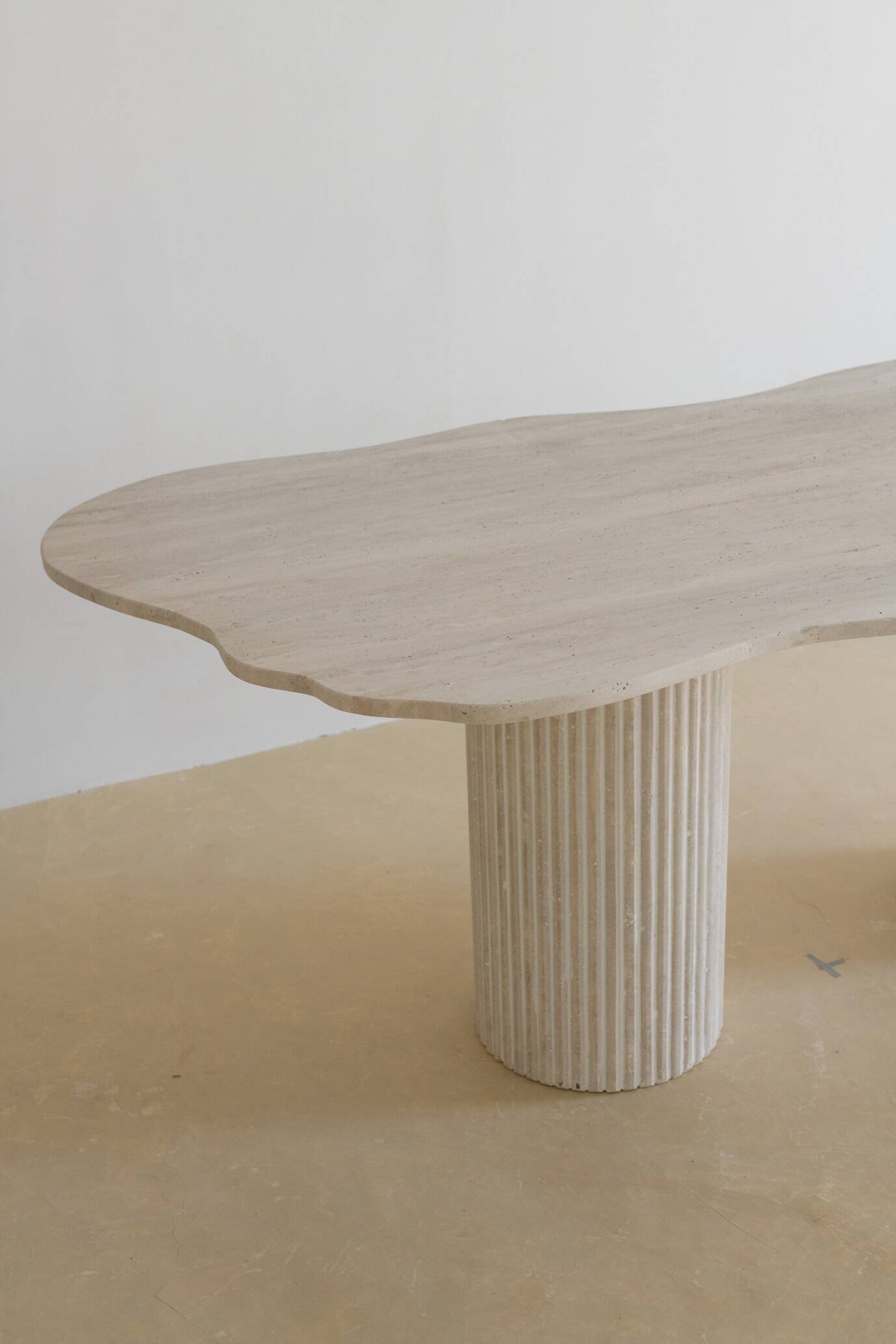 Table à manger irrégulière Venus - Travertin Naturel