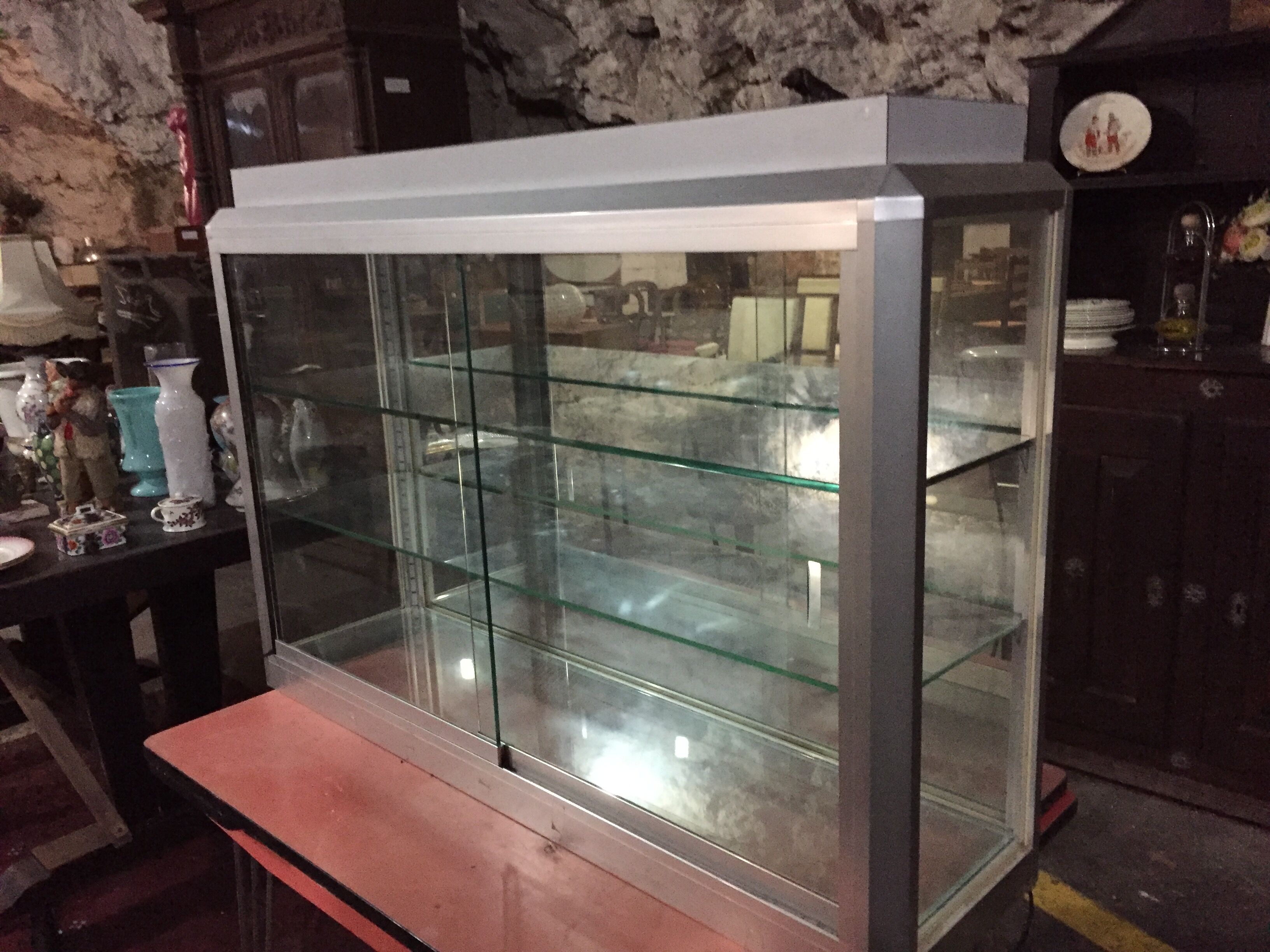 Illuminating showcase aluminum frame