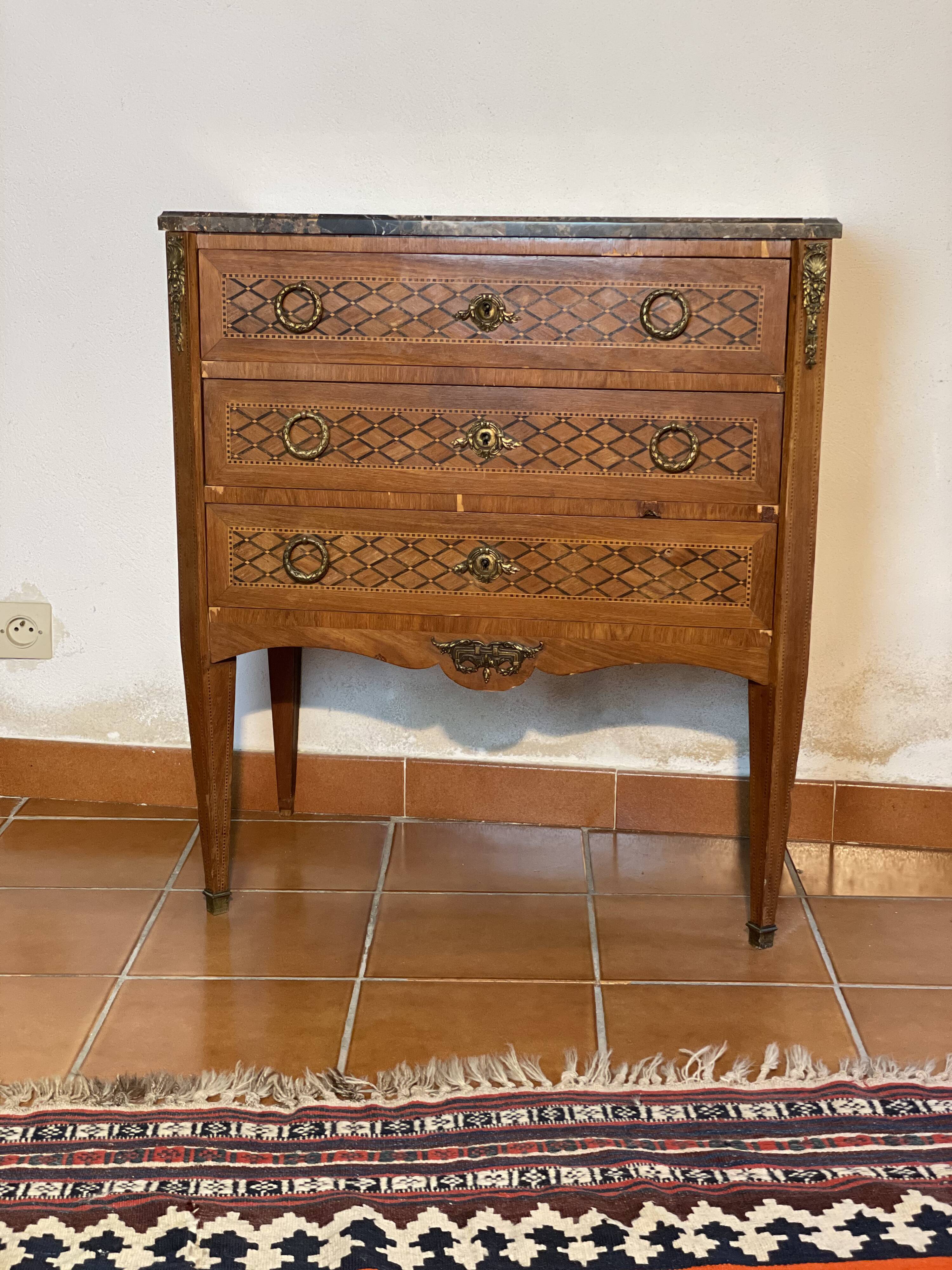 Commode antique avec intarsia &plateau en marbre