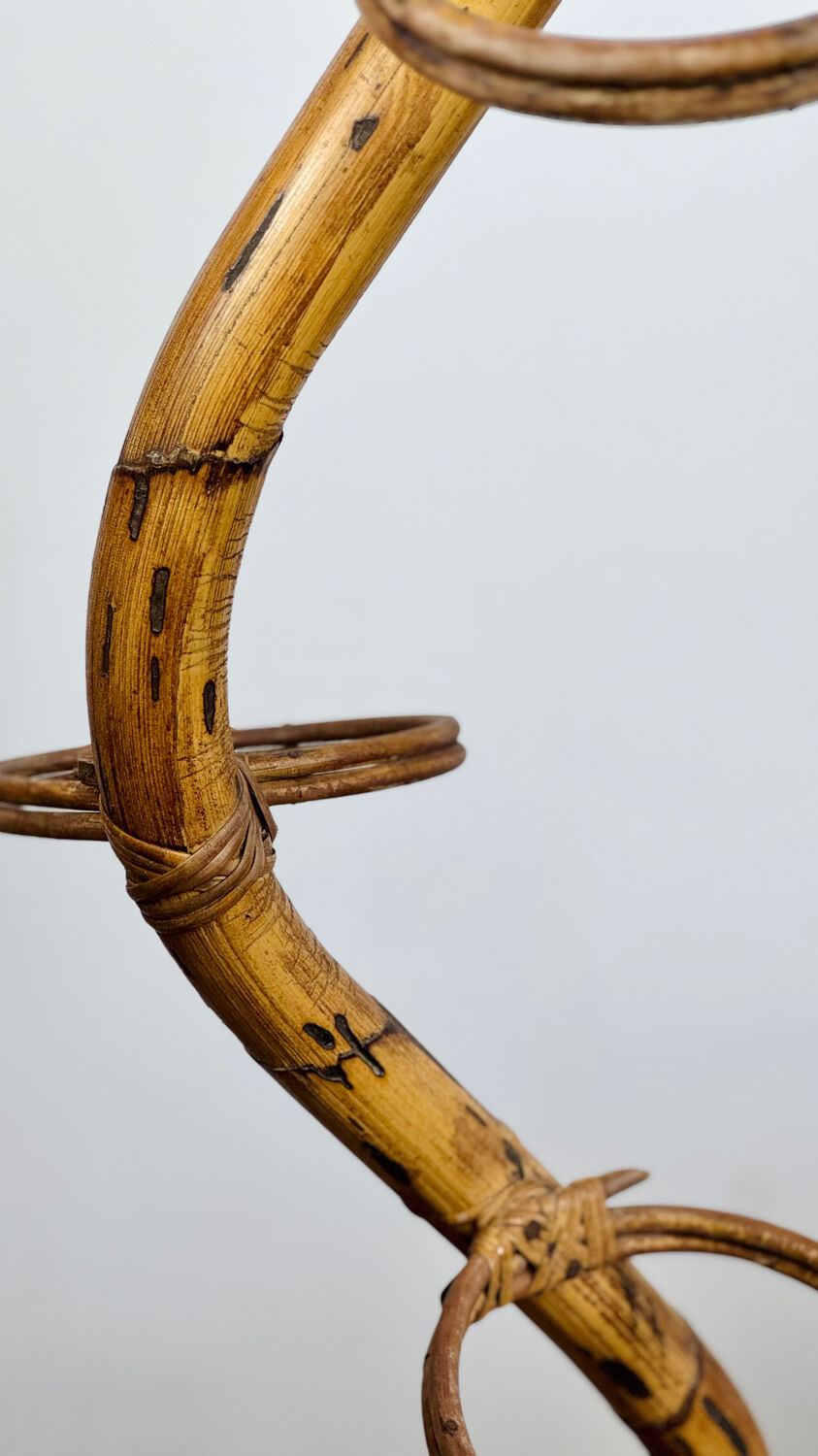 Serpent plant stand in rattan 145 cm