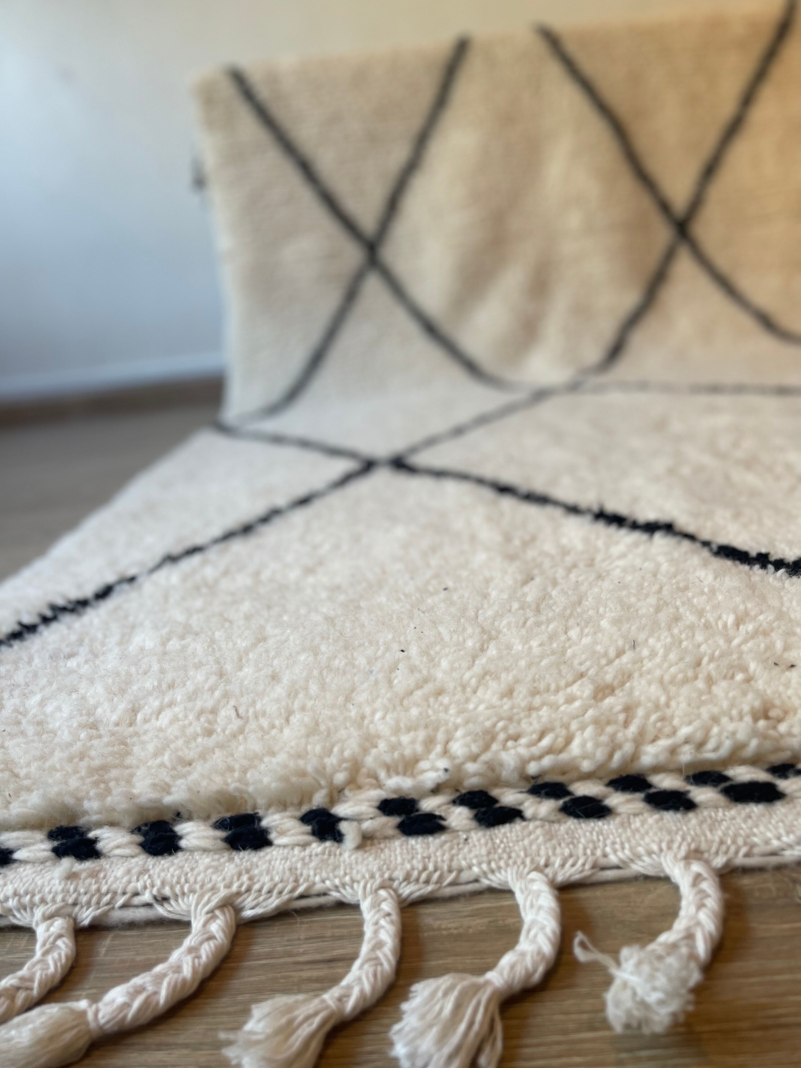 Hand-woven Berber carpet, 260 x 150 cm