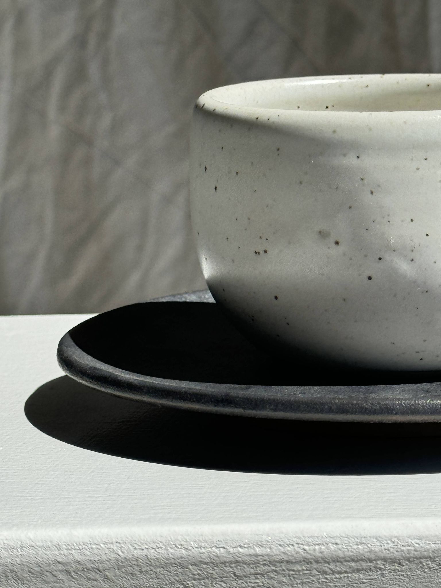 Tasse blanche en céramique indonésienne et soucoupe grise