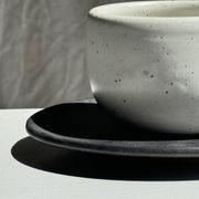 Tasse blanche en céramique indonésienne et soucoupe grise