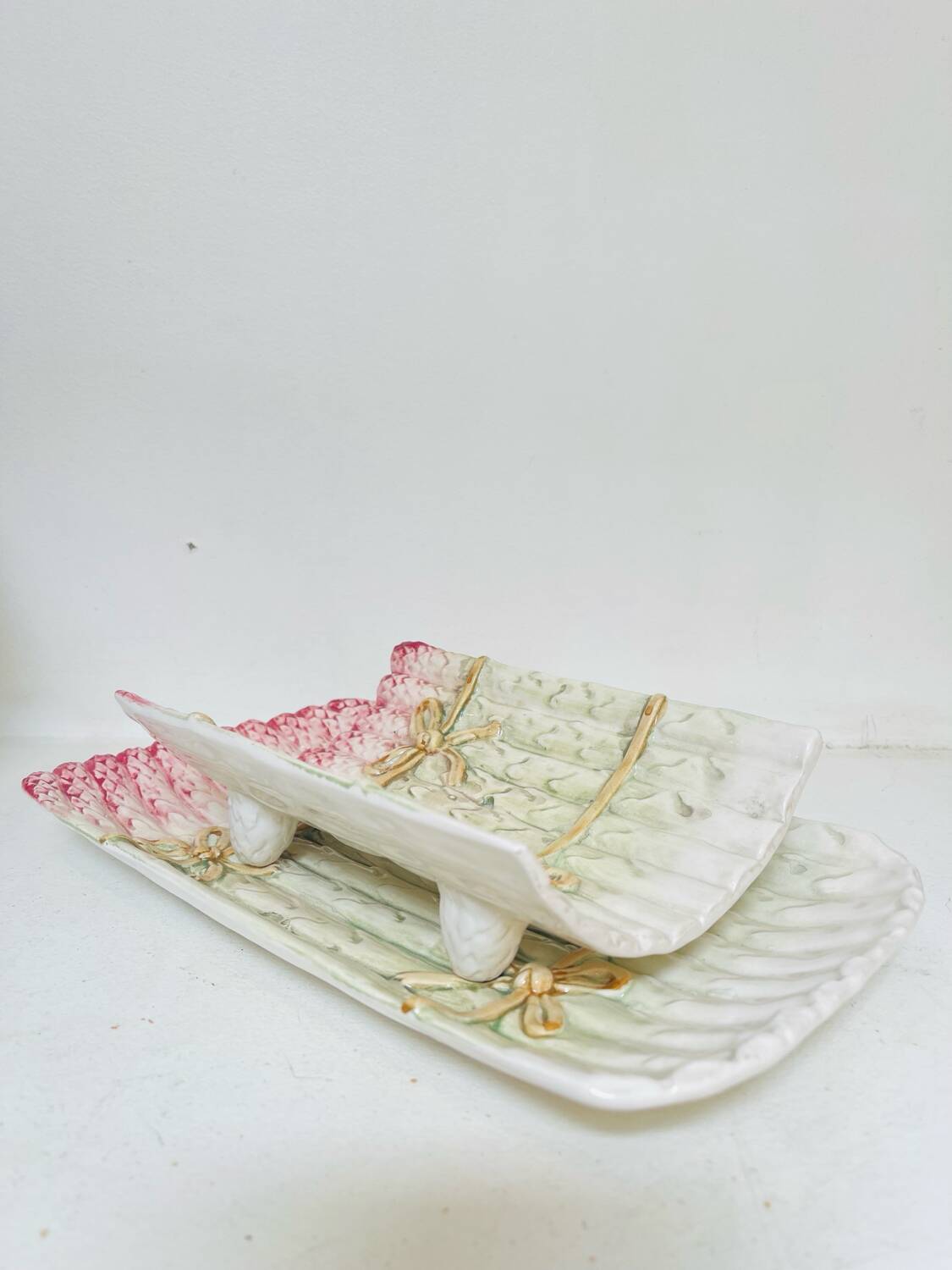 Asparagus serving platter in slipware, 1970