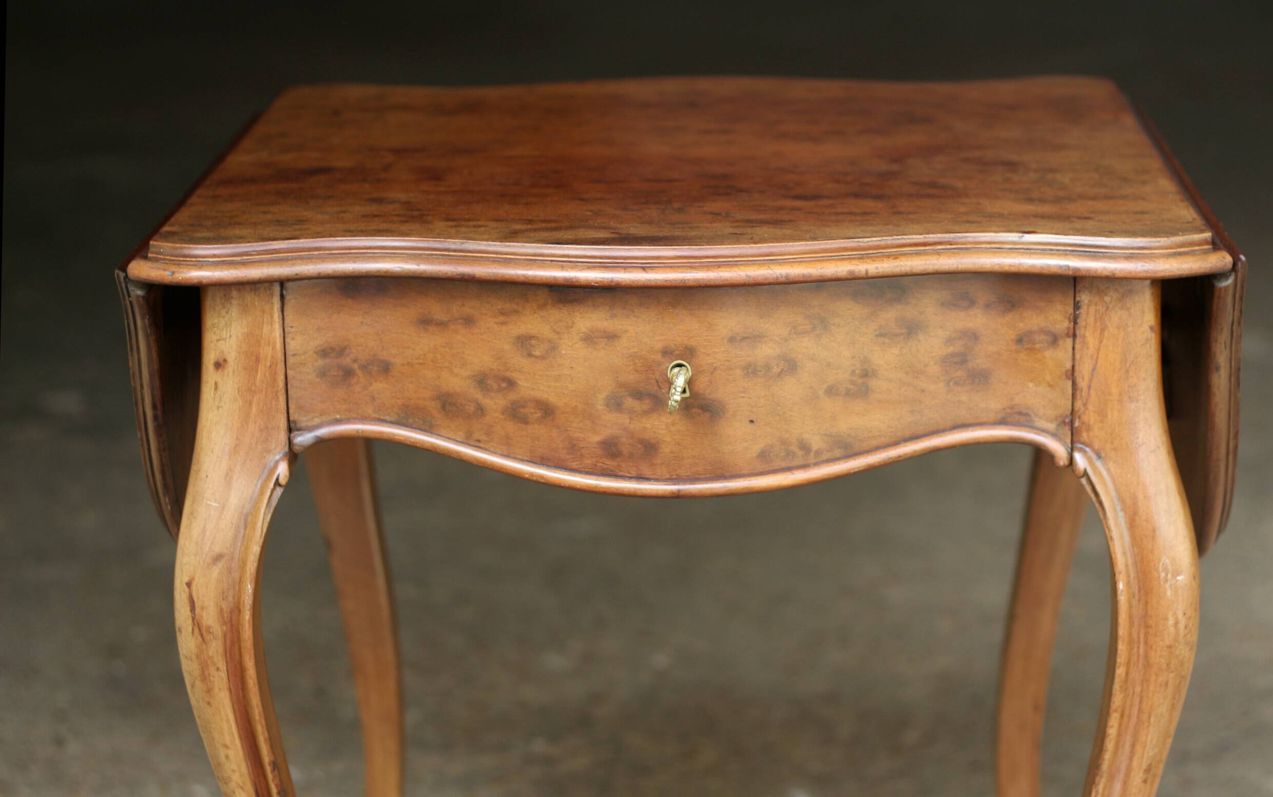 Charmante table Napoléon 3 estampillée (travail du Faubour, fin 19e).