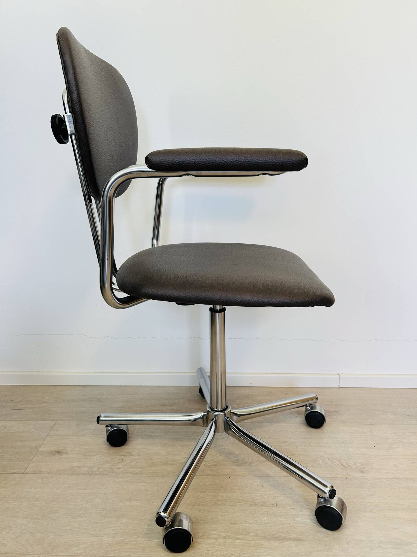 Vintage office chair fully restored by Kovona, 1980s.