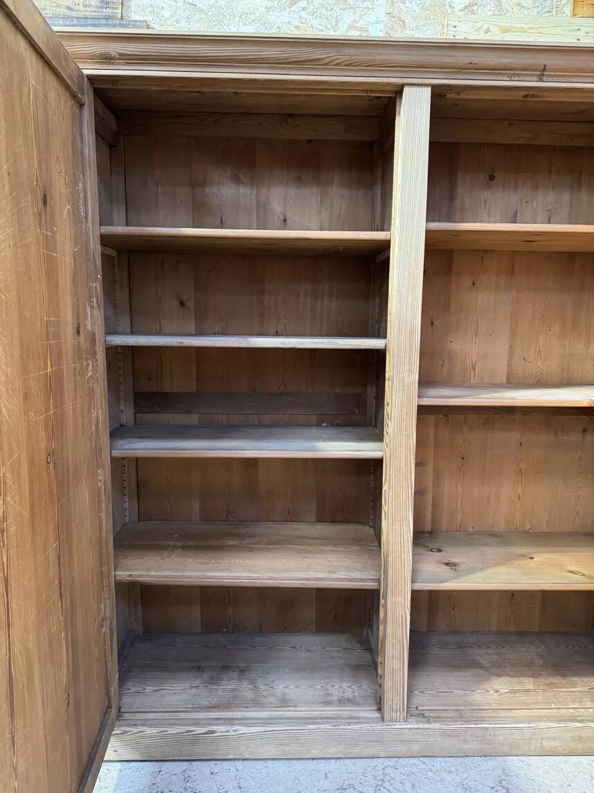 Large workshop wardrobe in pitch pine - Early 20th century