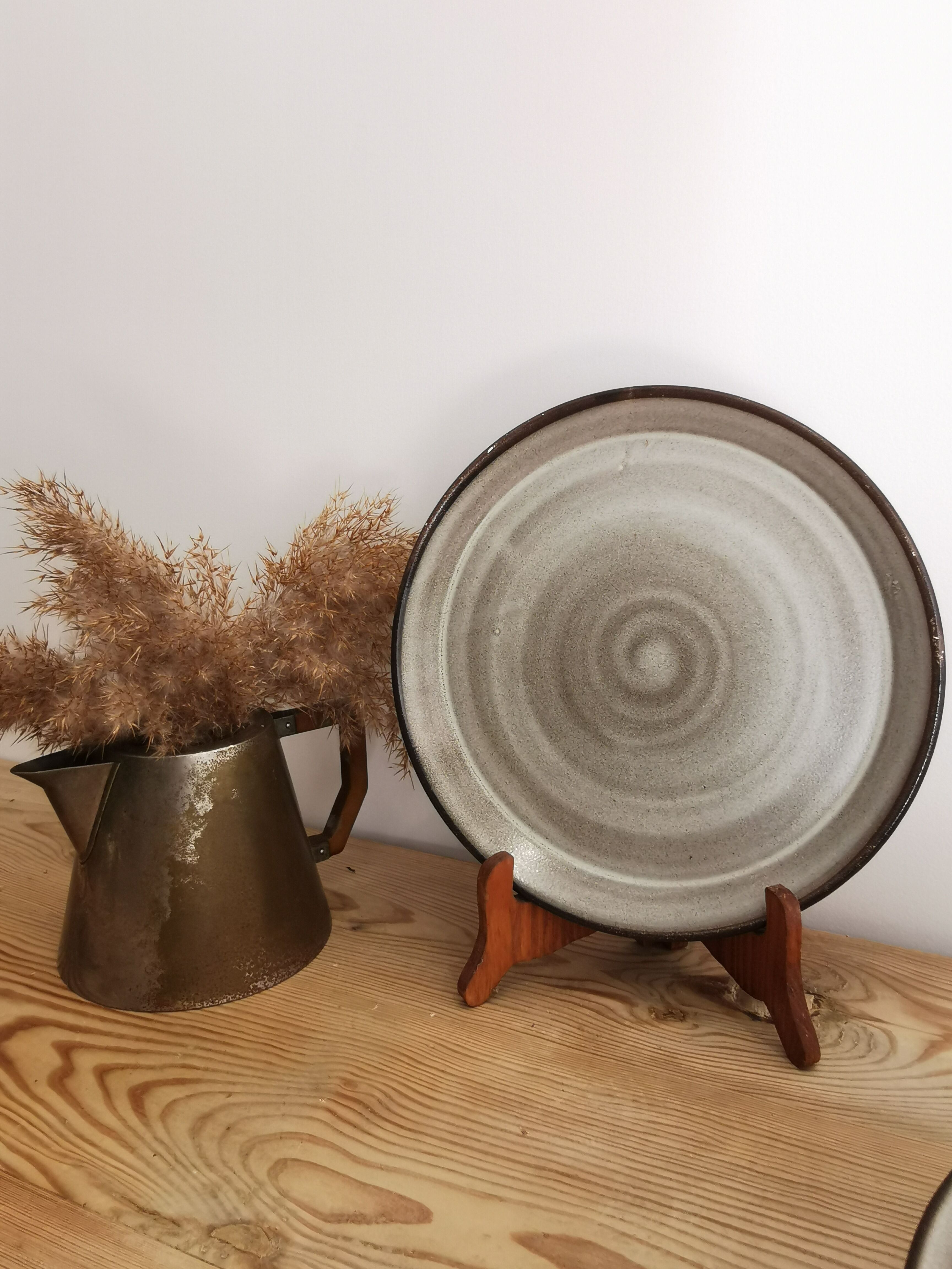 8 flat plates in vintage ceramic