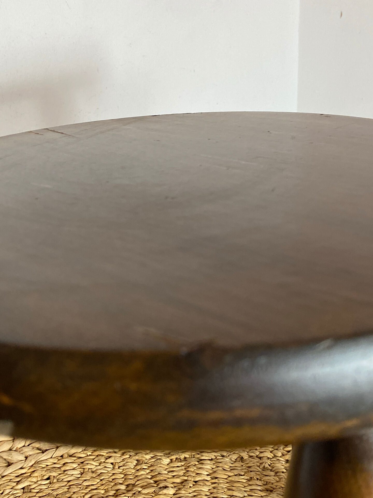 Tabouret bas rond tripode  en bois tourné