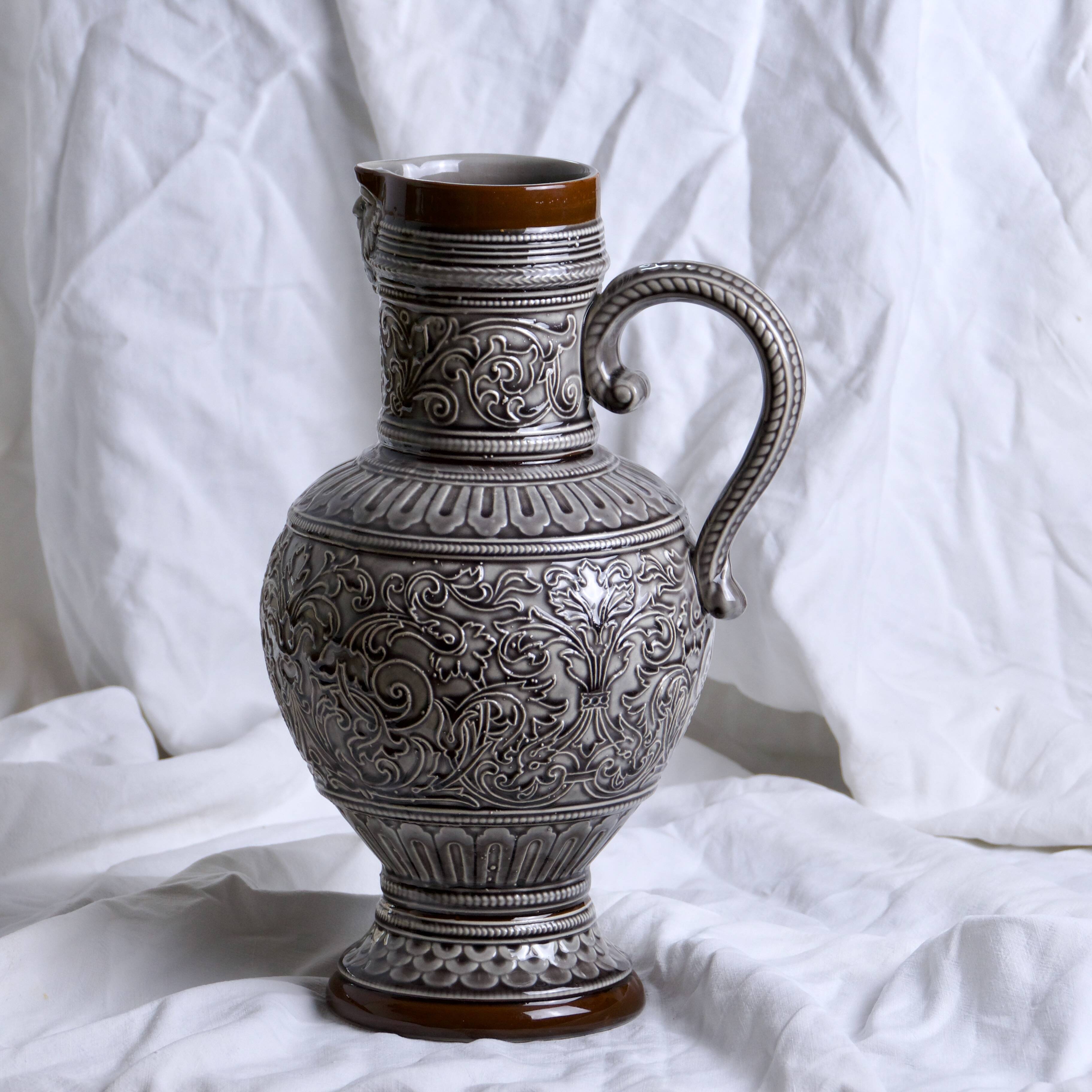 Large 19th century (1840) barbotine carafe / vase with prow head