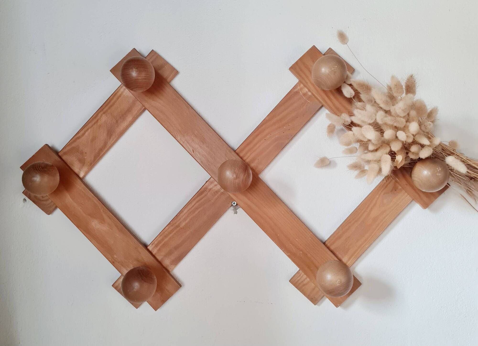 Wall-mounted accordion coat rack in solid pine