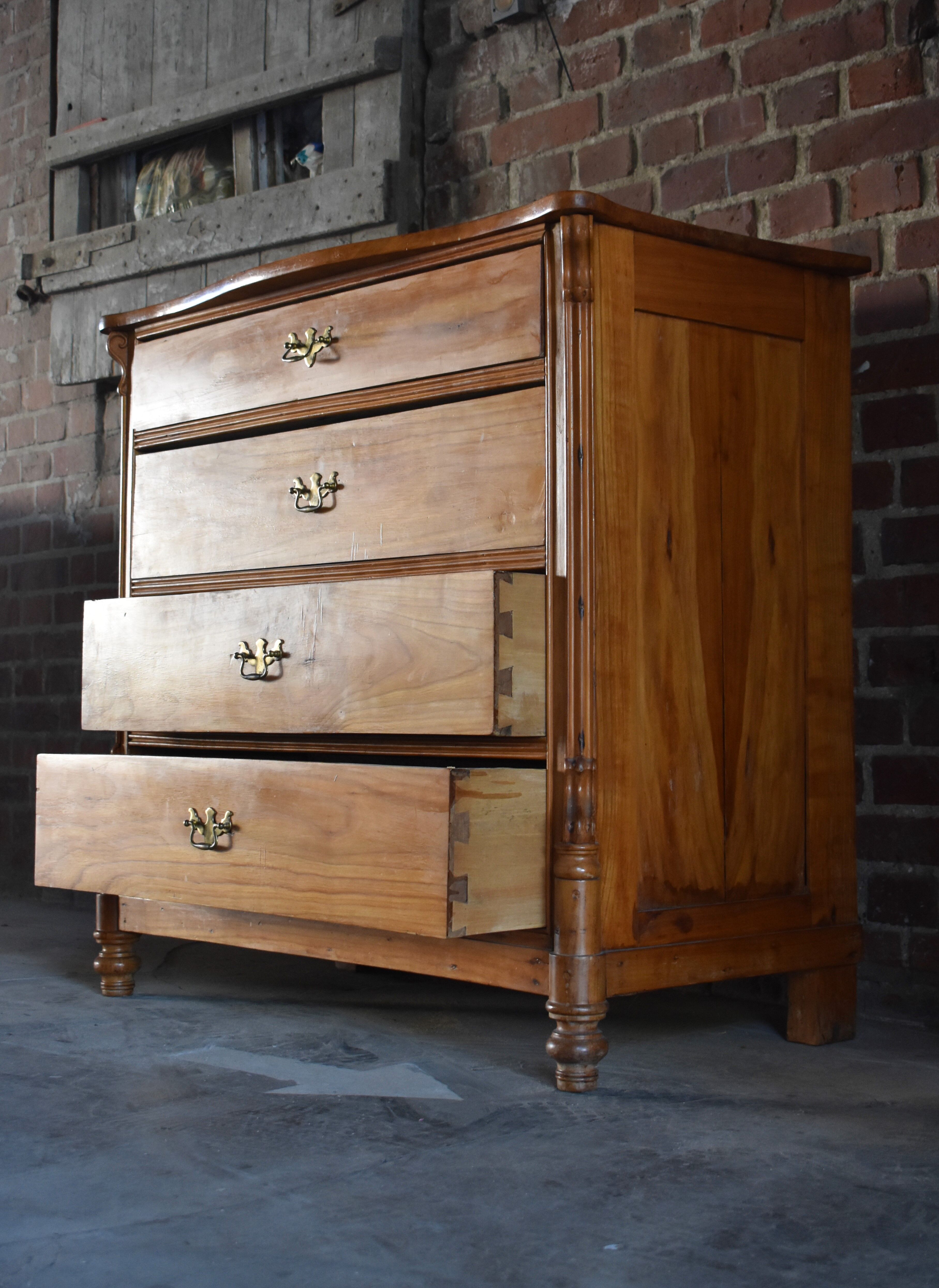 Chest of drawers, made of walnut