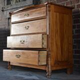 Chest of drawers, made of walnut