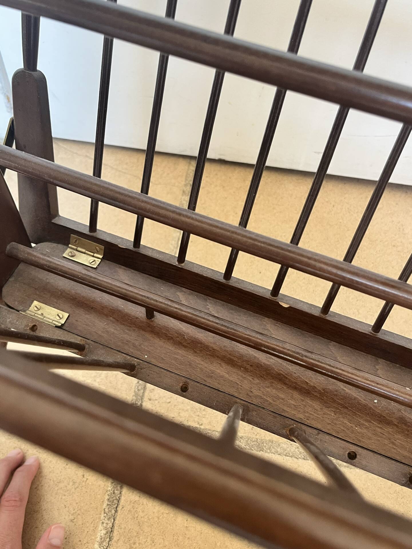 Folding magazine rack with shelf