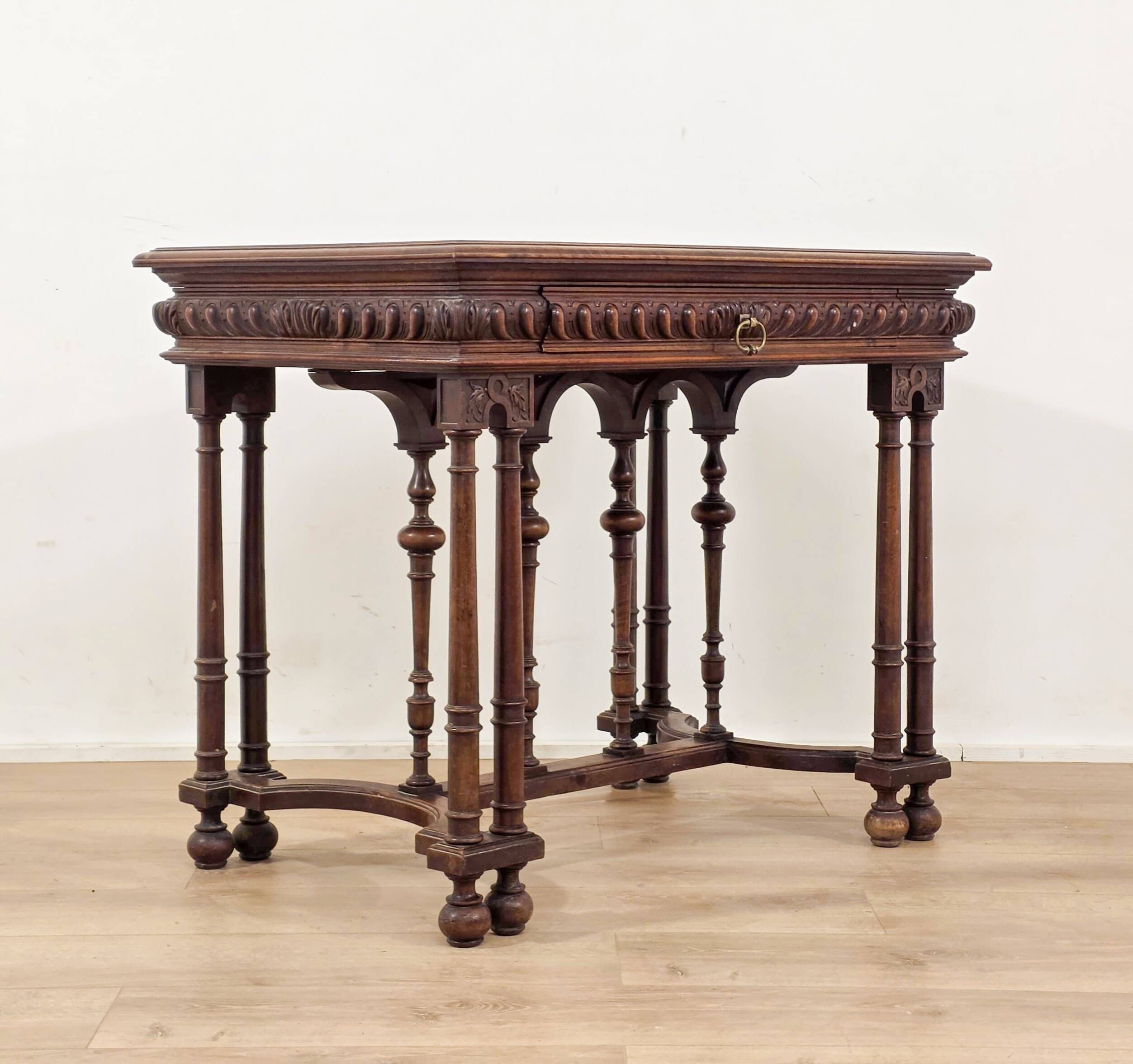 Bureau d’écrivain en noyer sculpté de style Renaissance, fin du XIXe siècle