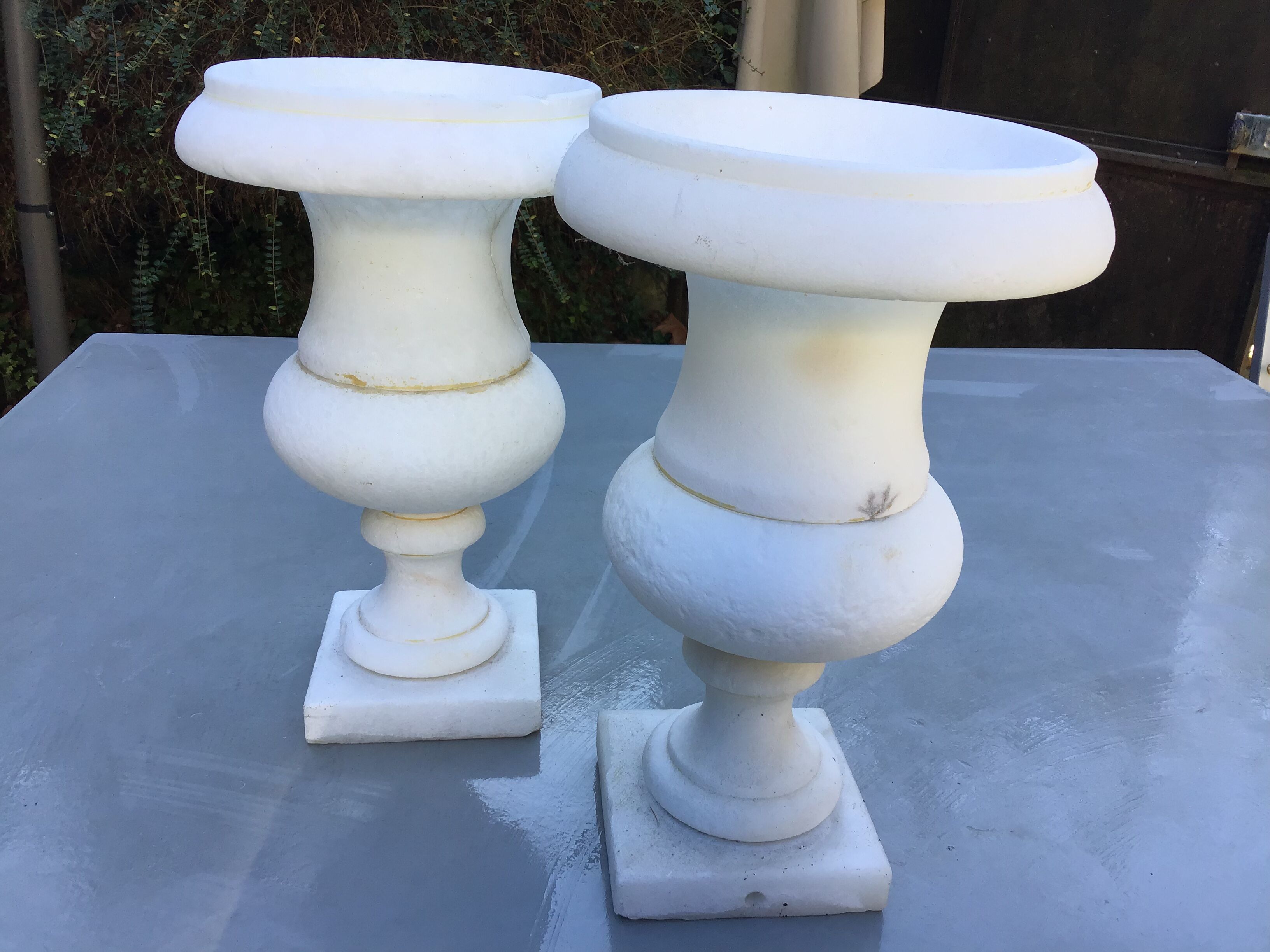 Medici-shaped alabaster lamp legs