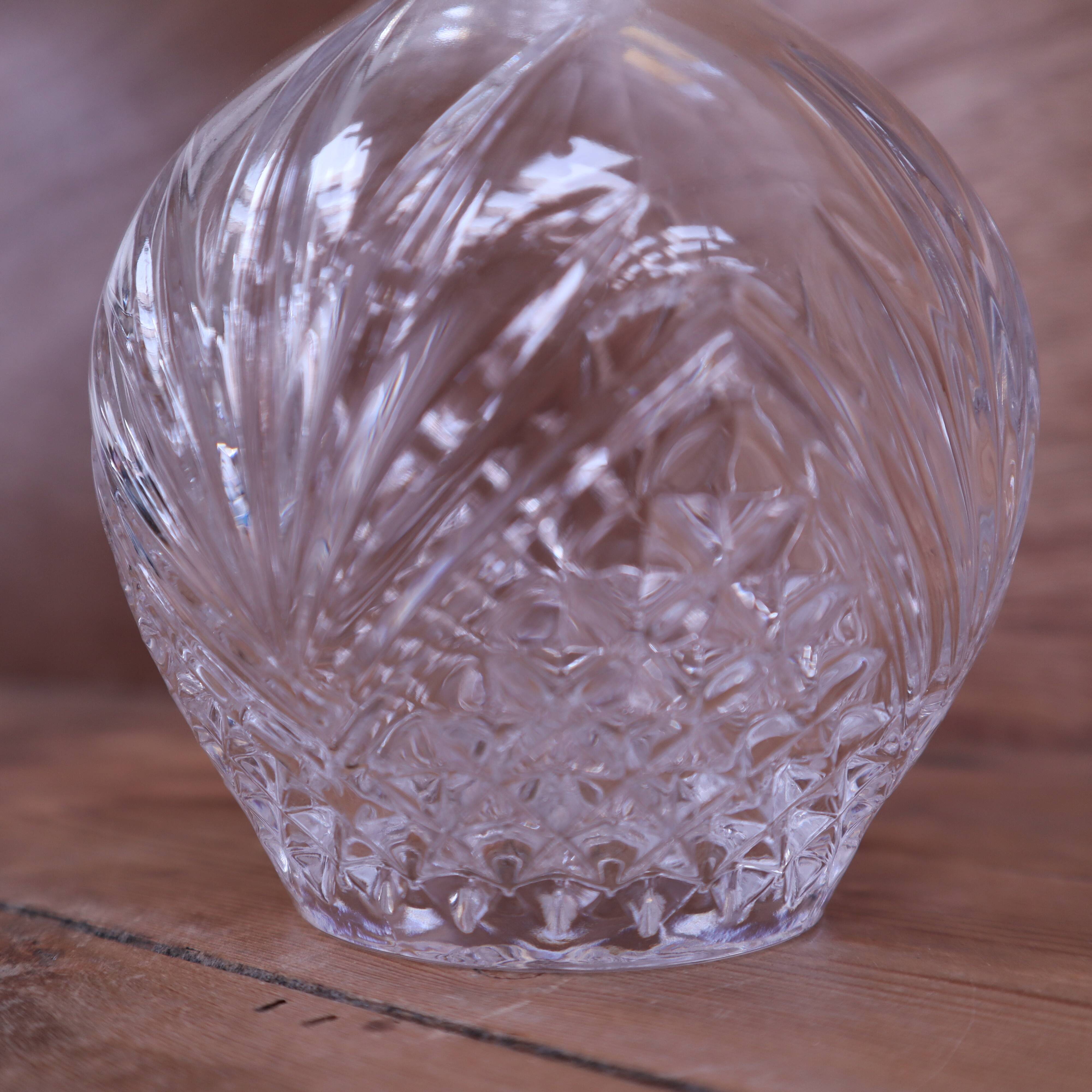 Carafe à vin en verre taillé avec son bouchon 24cm