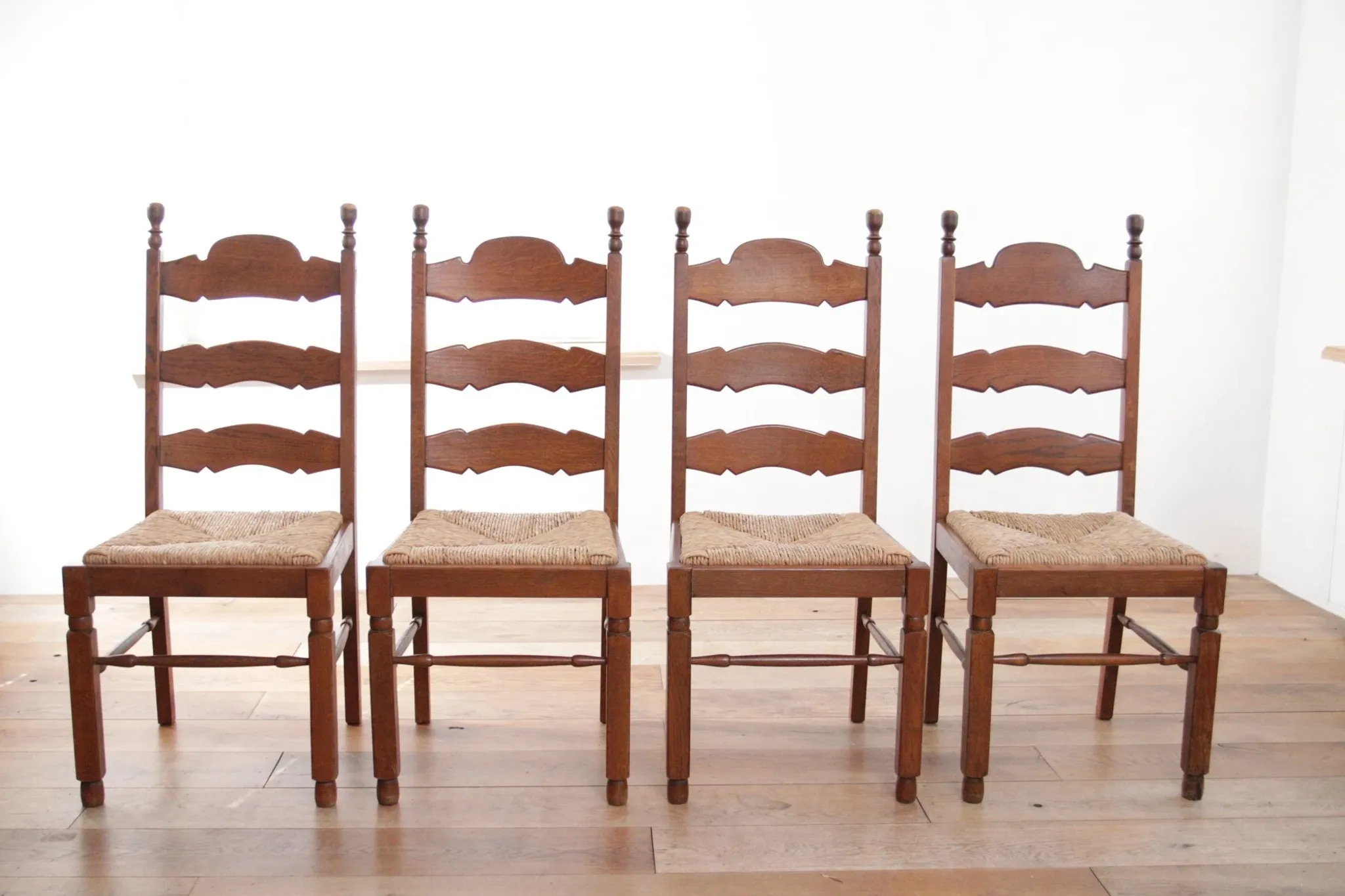 Set of 4 oak ladderback dining chairs with rush seats