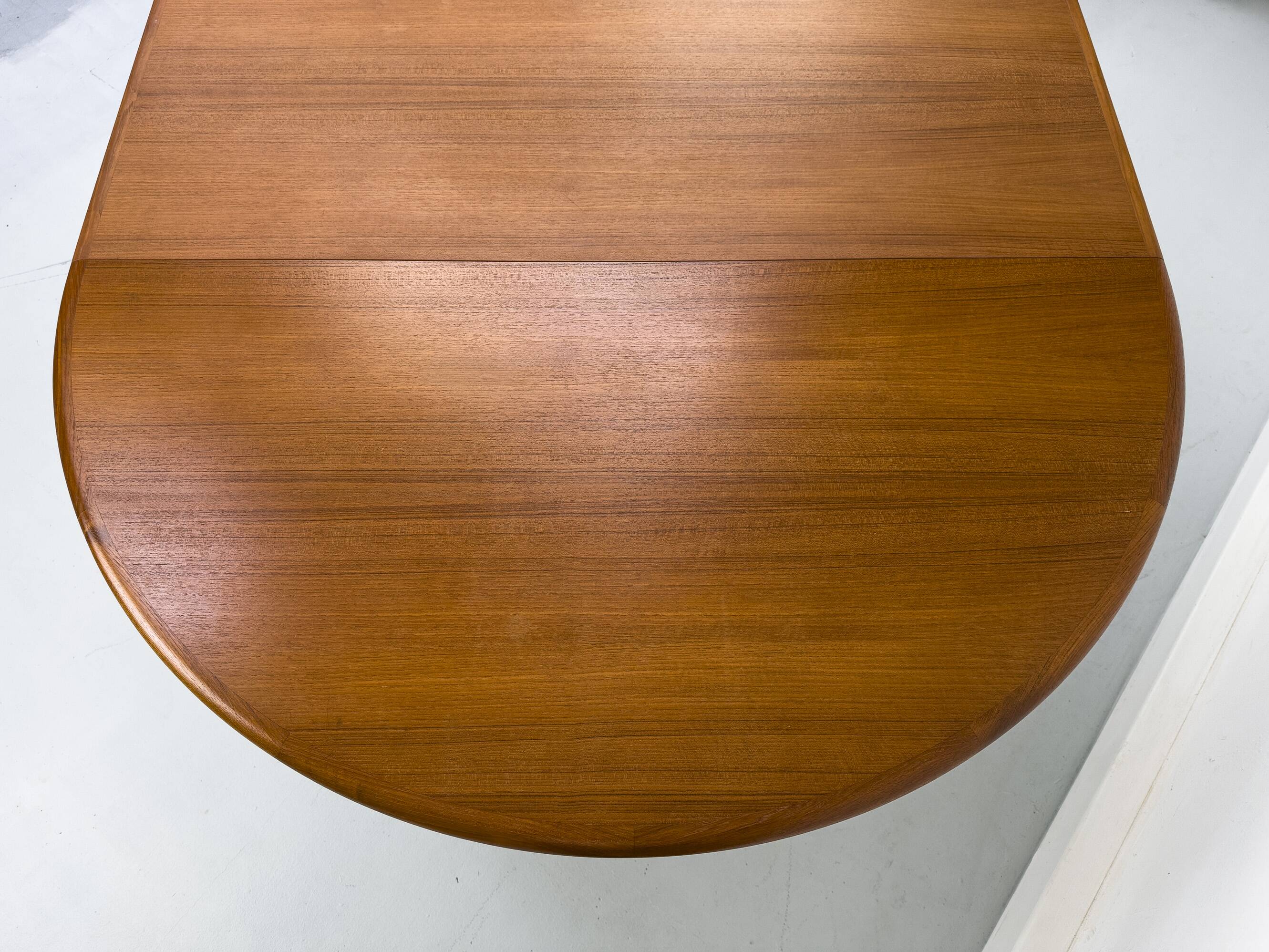 Table à manger ronde extensible danoise en teck, années 1970