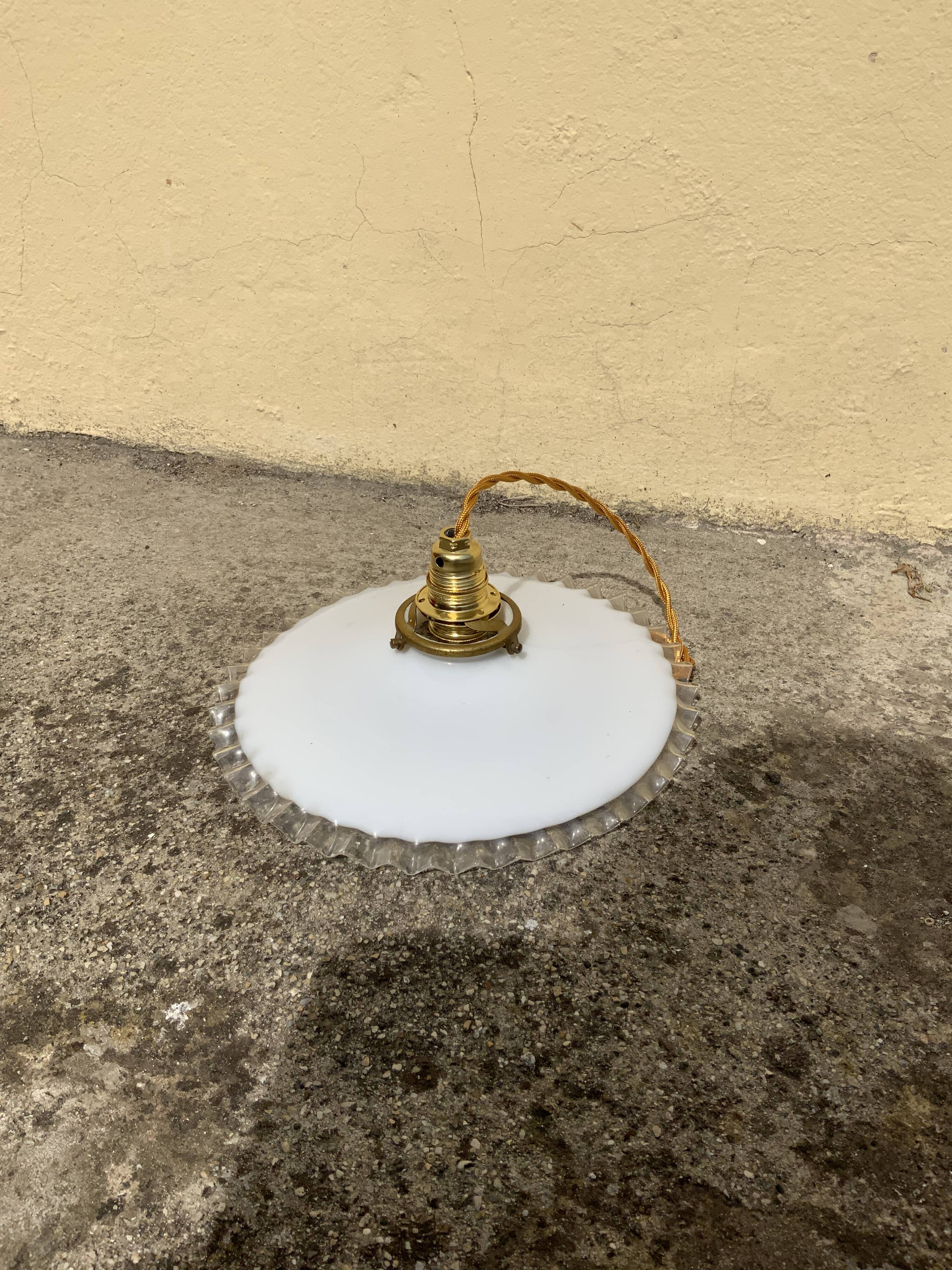 Suspension vintage en verre opaline forme mouchoir plissé diamètre 24 cm griffe laiton