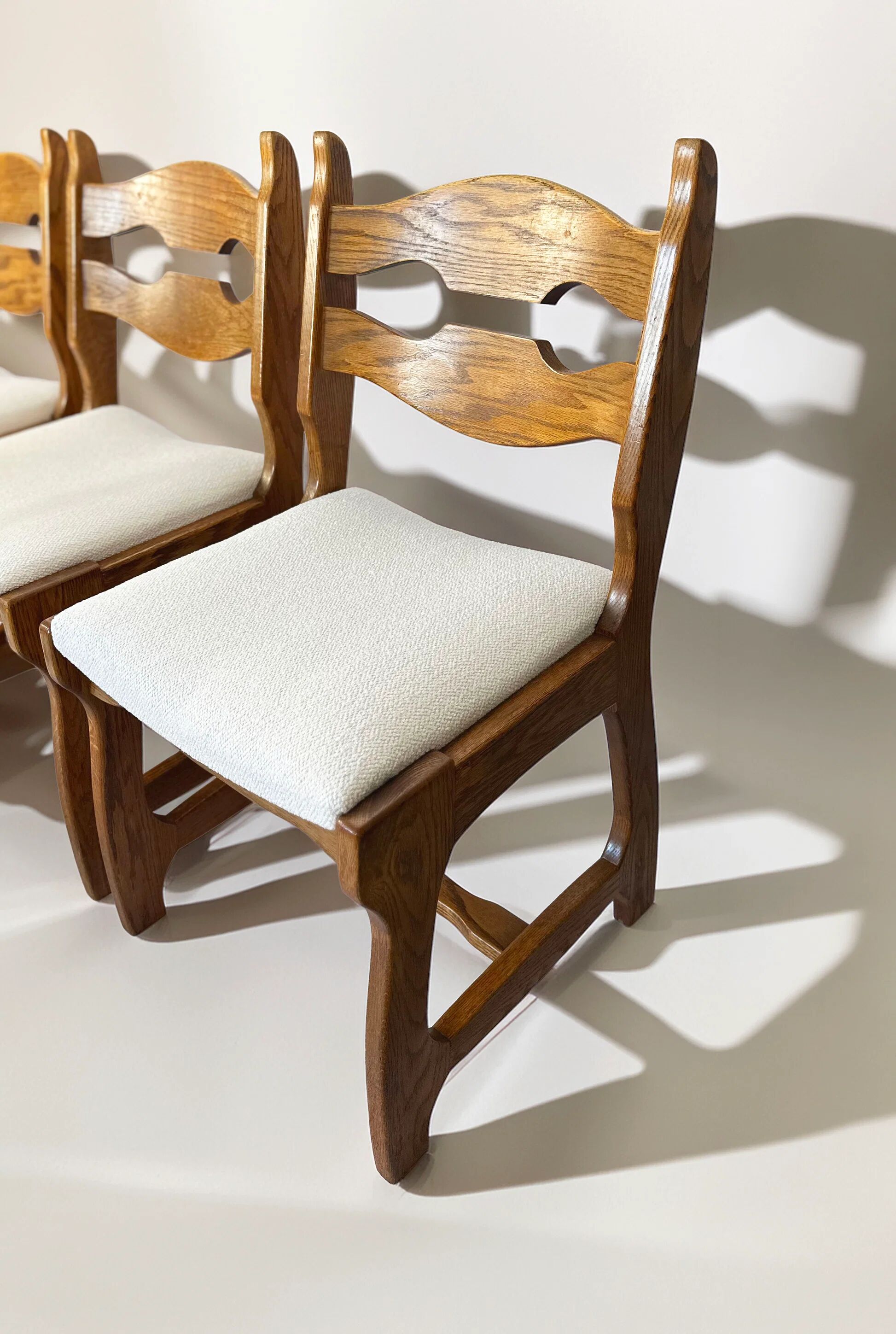 Set of 6 Belgian brutalist oak dining chairs, 1970s.