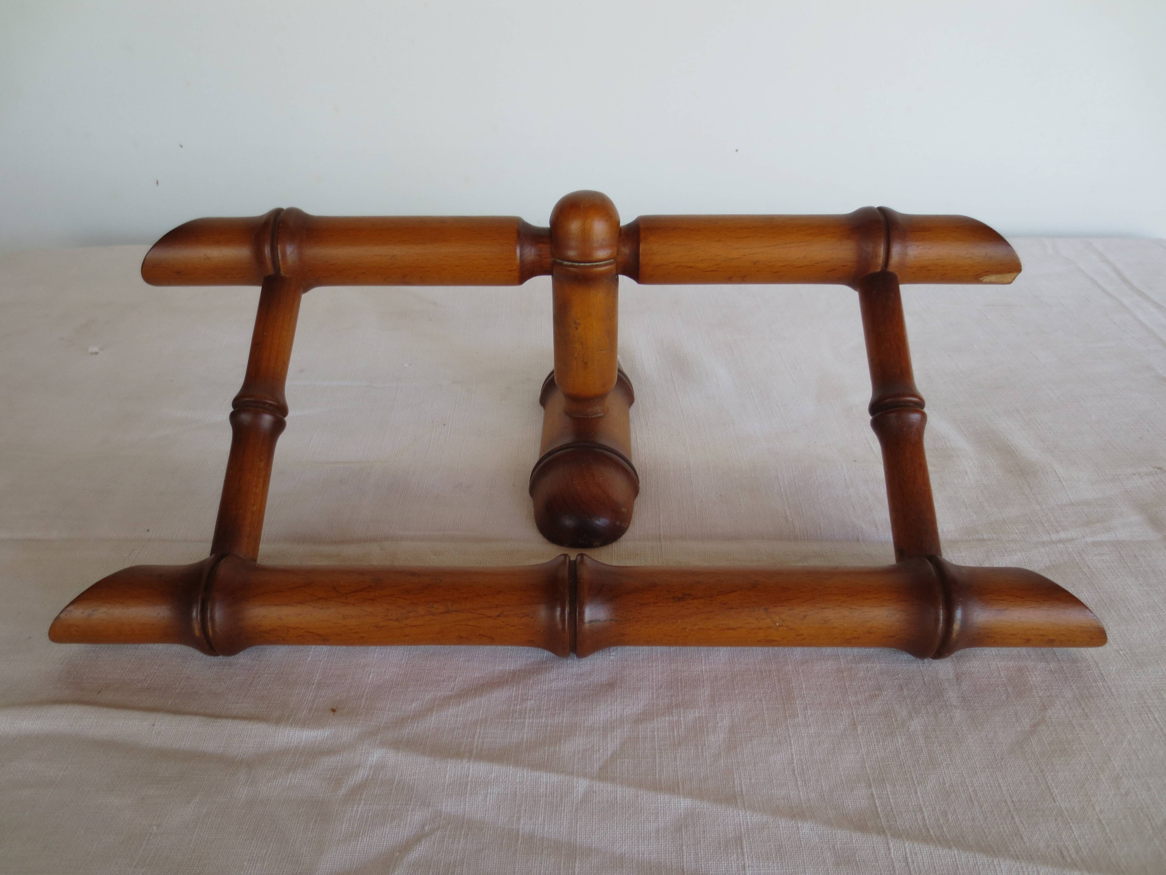 Wall-mounted canopy bed, in bamboo style wood.