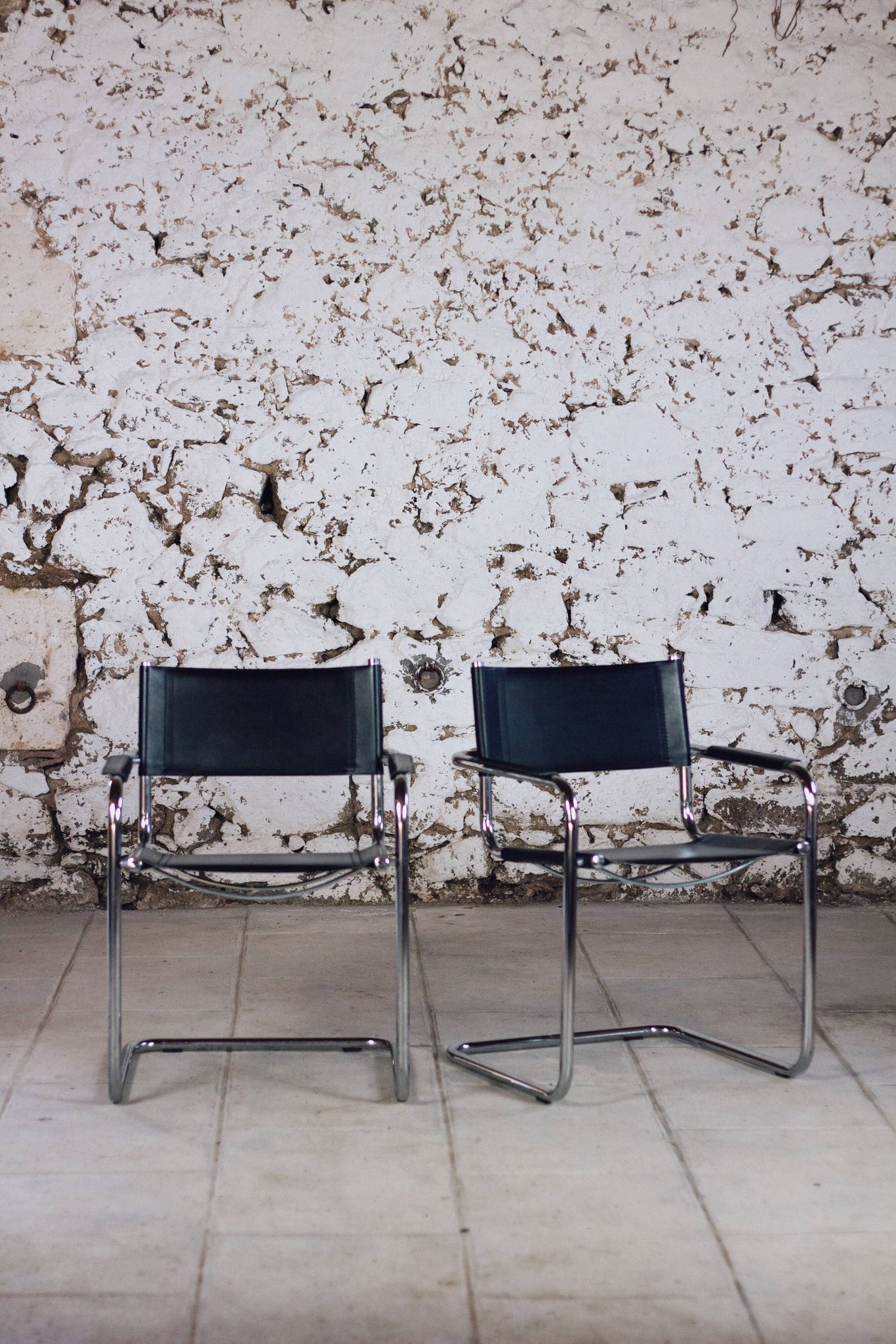 Pair of Bauhaus cantilever armchairs in chromed metal and leather, 1970