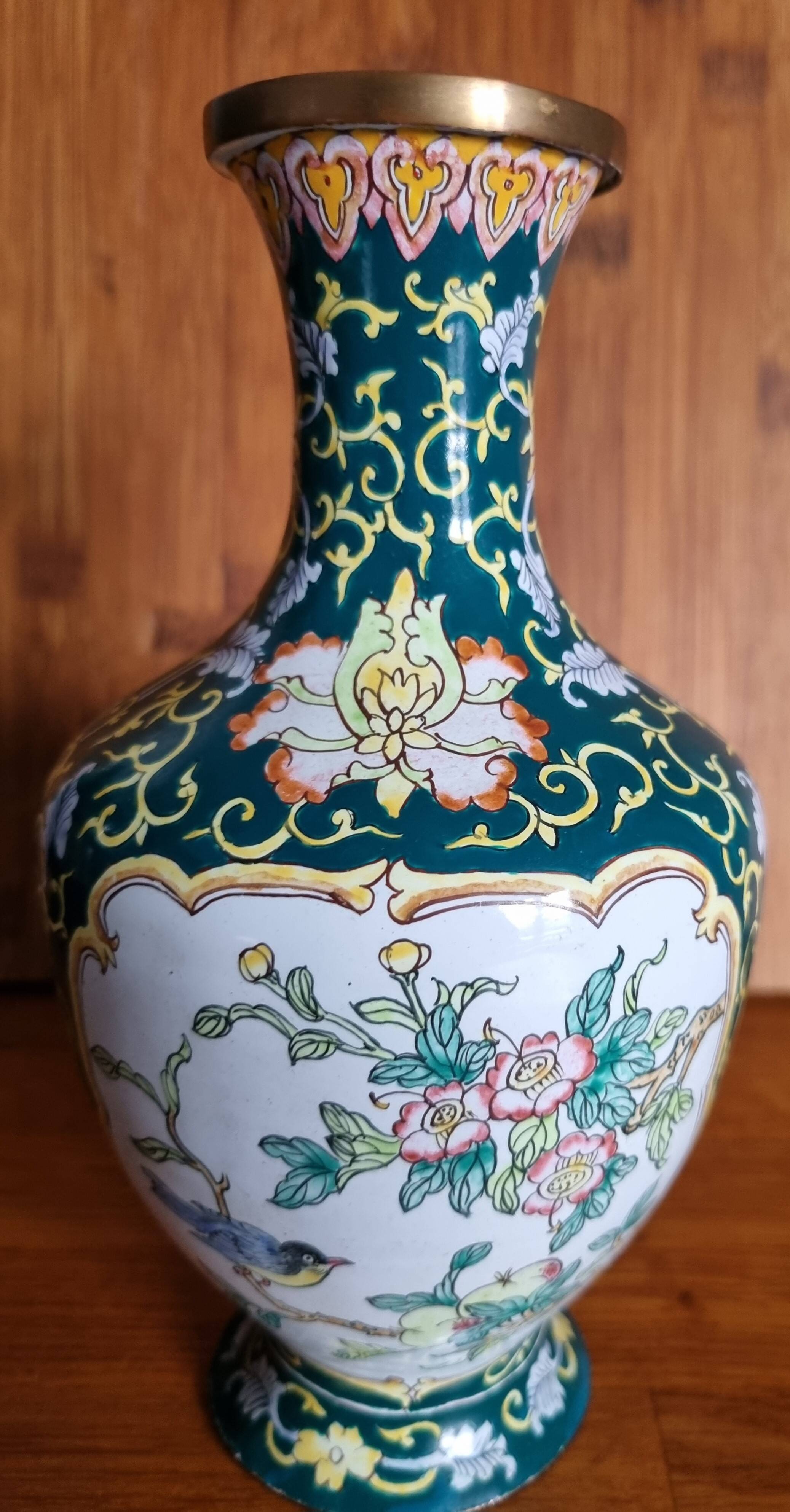 Baluster-shaped Canton enamel vase