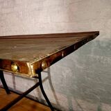 Table artisanale réalisée à base de matériaux anciens