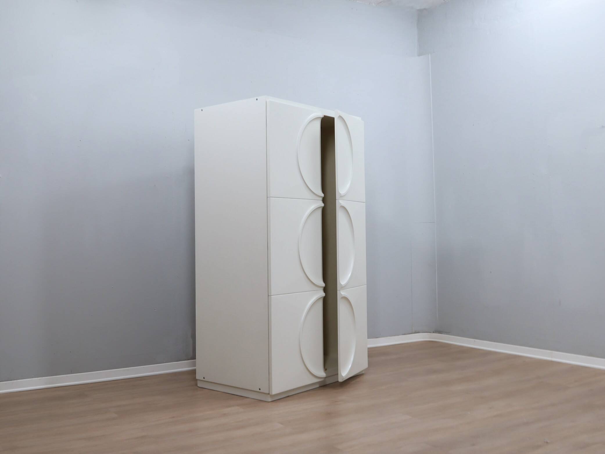 Italian Space Age Wardrobe white lacquered F.lli Proserpio 1960s