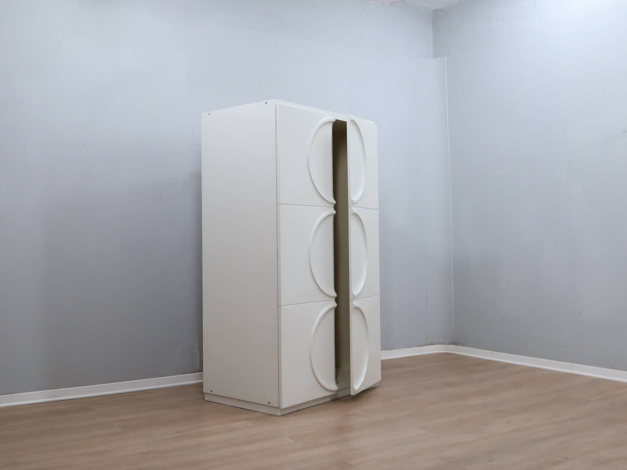Italian Space Age Wardrobe white lacquered F.lli Proserpio 1960s