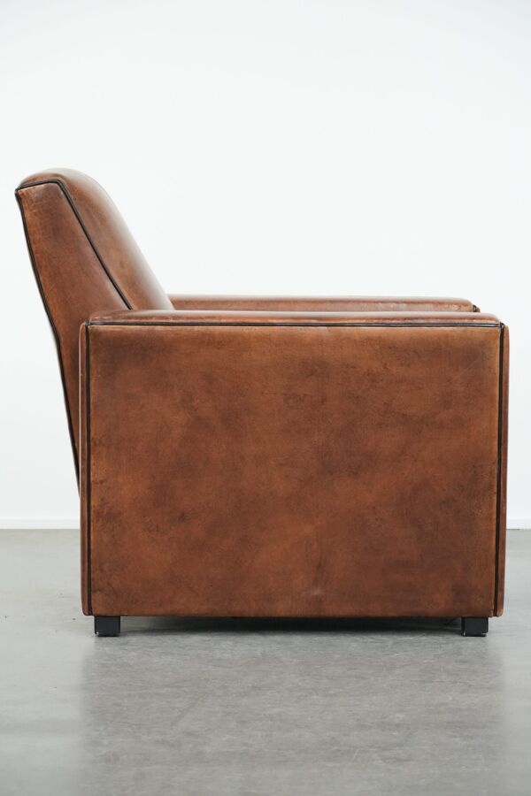 Fauteuil relax en peau de mouton confortable et ajustable avec un design épuré.