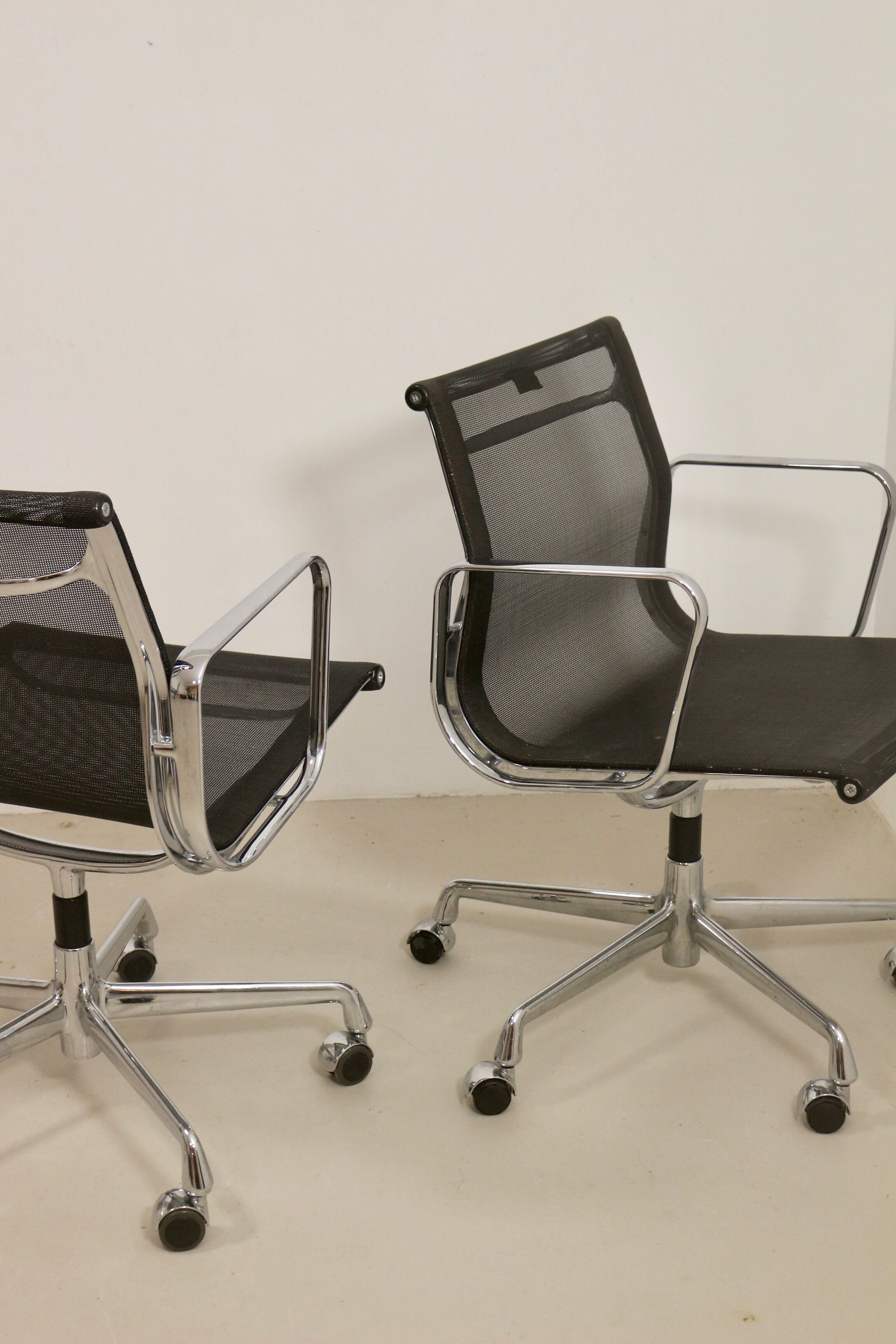 Lot de 2 fauteuils modèle EA 117 de Charles et Ray Eames par Vitra