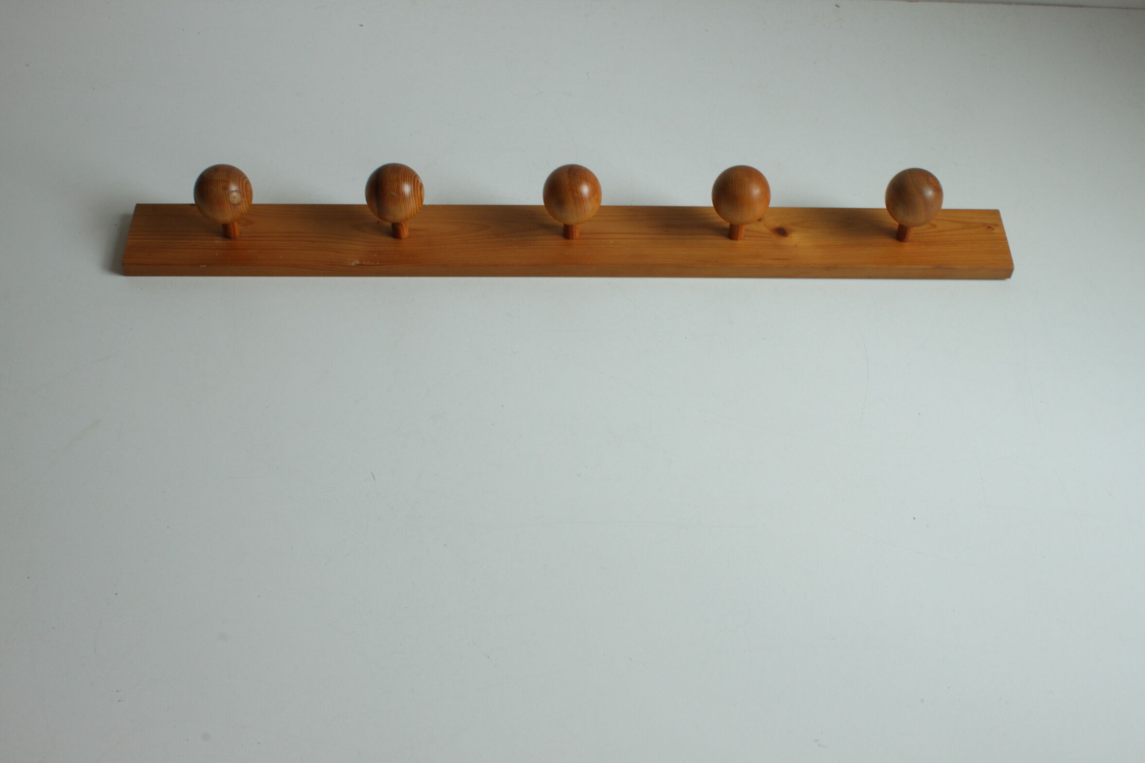 Scandinavian pine wooden ball shaped coat hooks, 1970s.